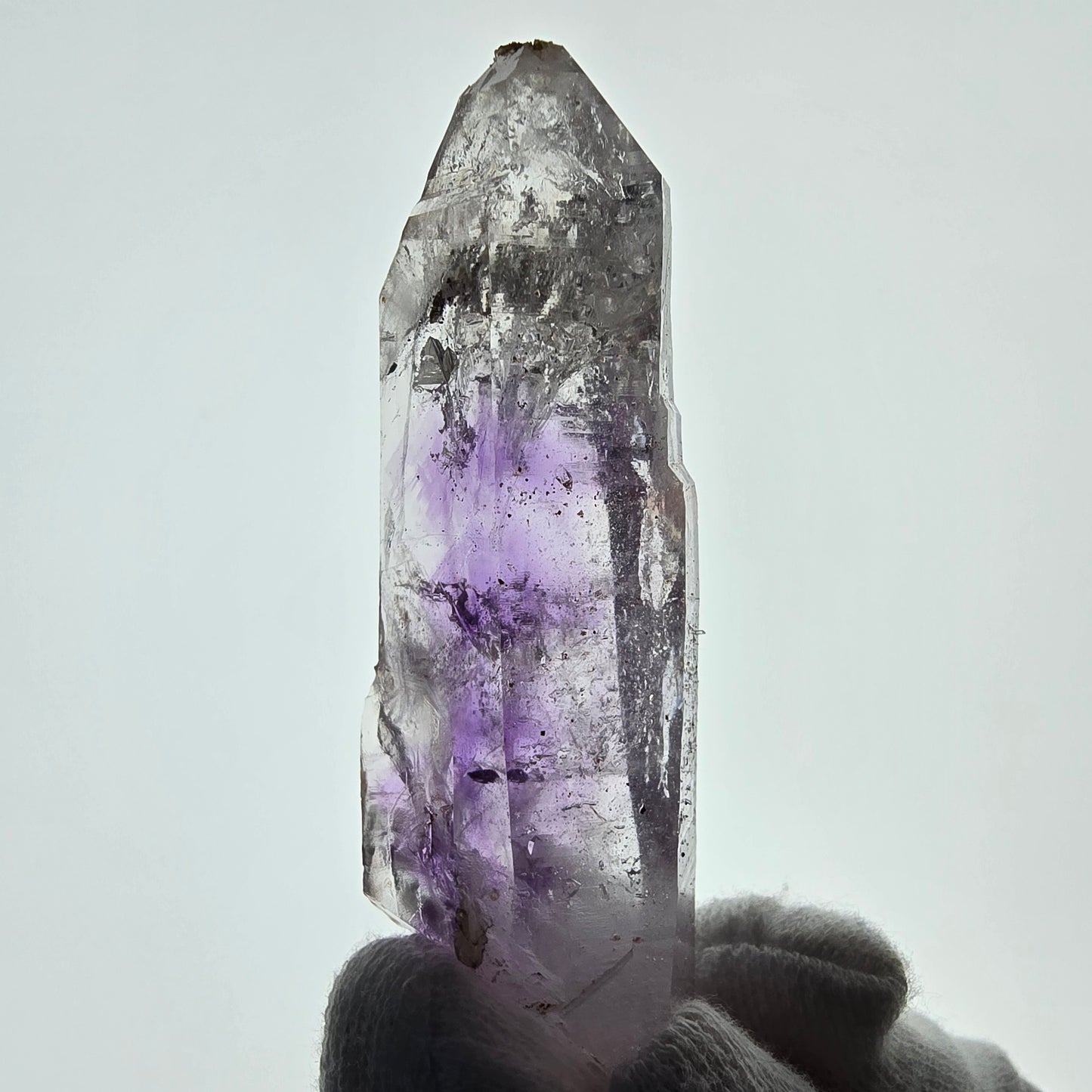 Sceptre fantôme squelette en améthyste, poche Saint-Valentin, Goboboseb, Namibie, 79 x 24 x 15 mm