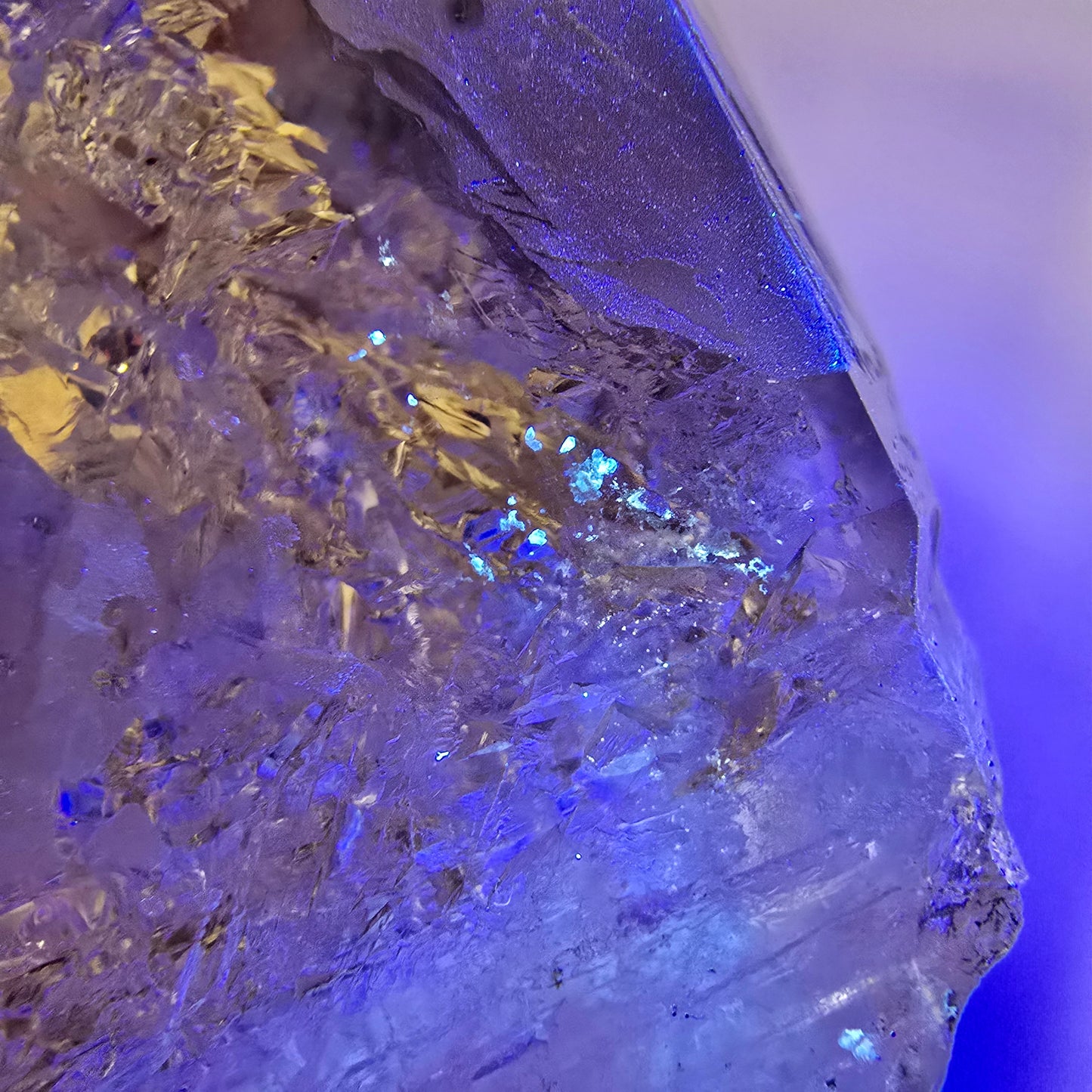 Sceptre fantôme squelette en quartz fumé DT, poche Saint-Valentin en calcite UV, Namibie 89 x 47 x 32 mm