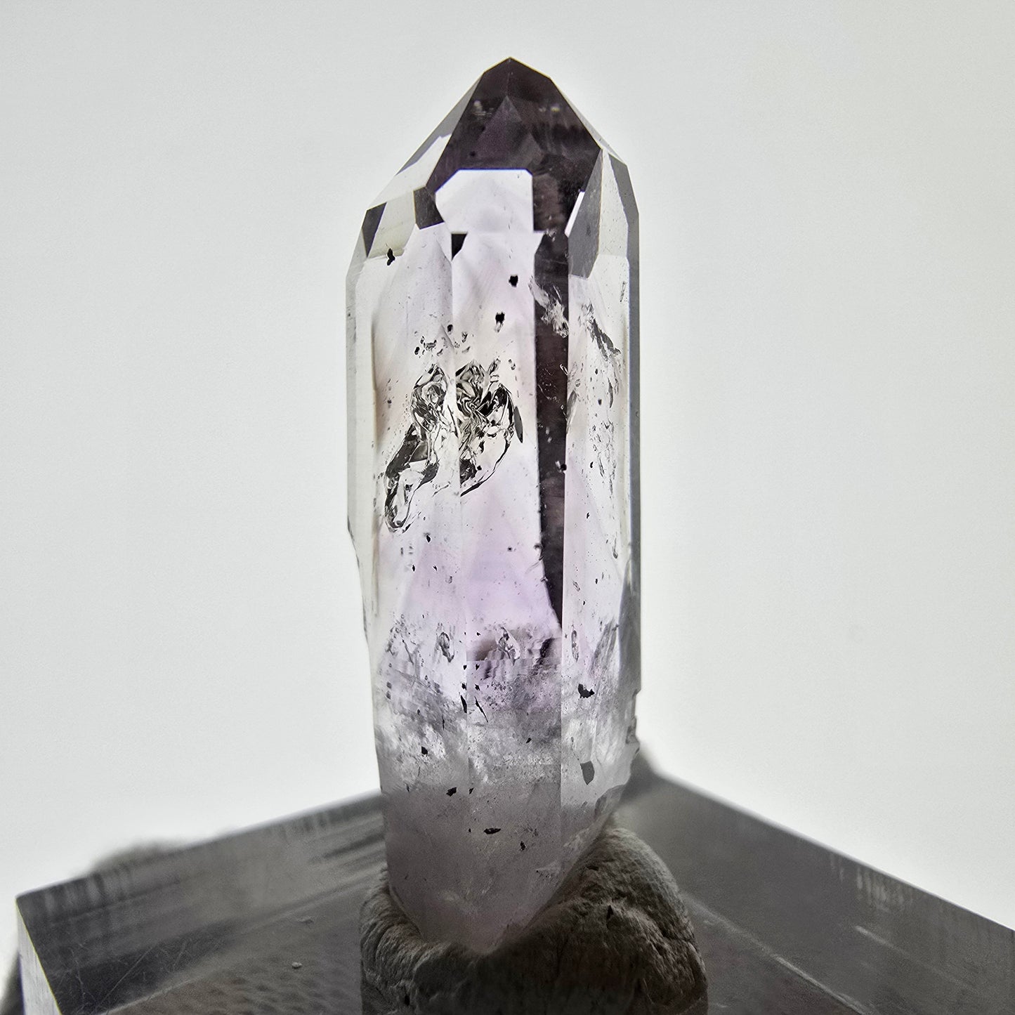 Améthyste fantôme Enhydro avec hématite Streep Mine, Goboboseb, Namibie 31 x 13 x 9 mm