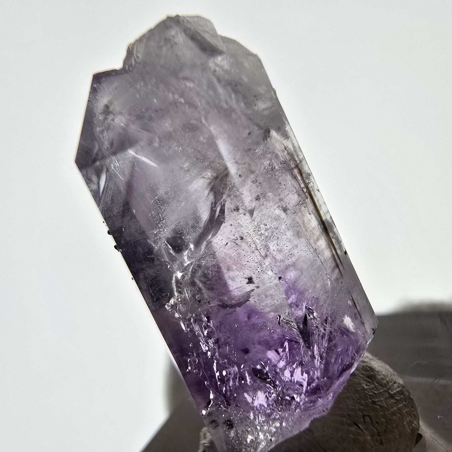 Améthyste fantôme avec hématite, mine Streep, Goboboseb, Namibie, 40 x 15 x 12 mm