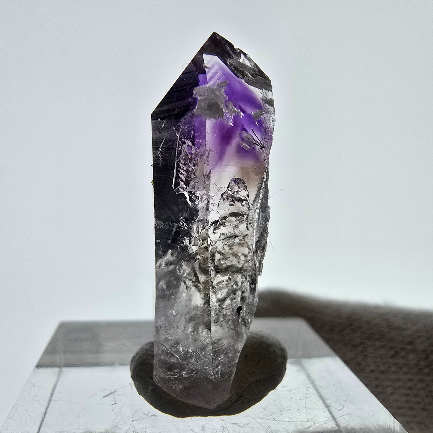 Améthyste fantôme avec hématite, mine Stilbite Streep, Goboboseb, Namibie, 28 x 12 x 10 mm