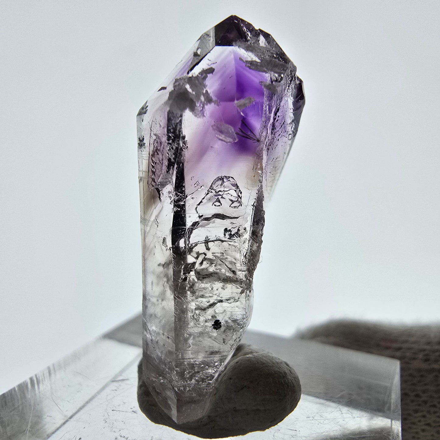 Améthyste fantôme avec hématite, mine Stilbite Streep, Goboboseb, Namibie, 28 x 12 x 10 mm