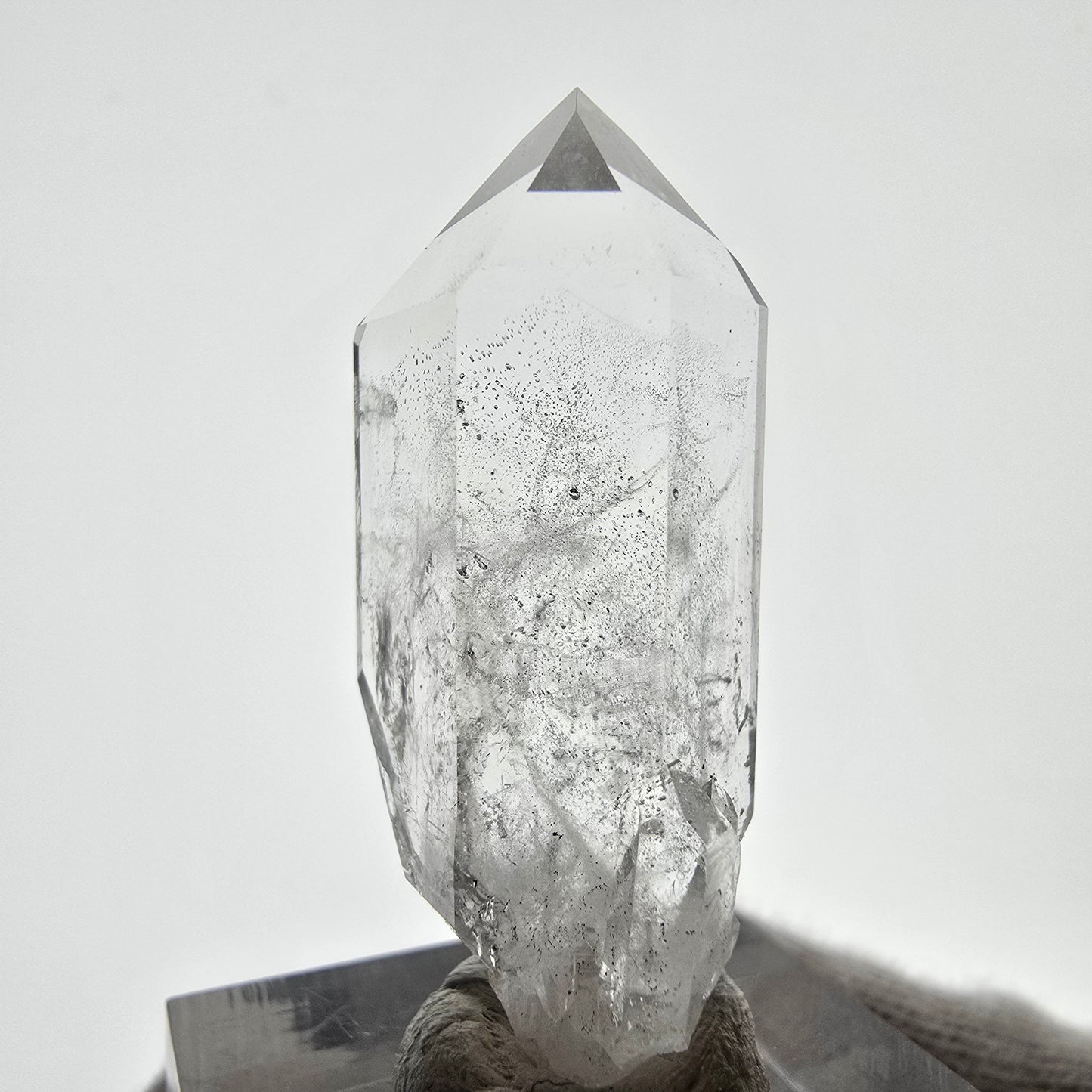 Gobo de poche Sceptre Valentine en quartz fumé Phantom extrêmement transparent. Namibie 39 x 16 x 15 mm