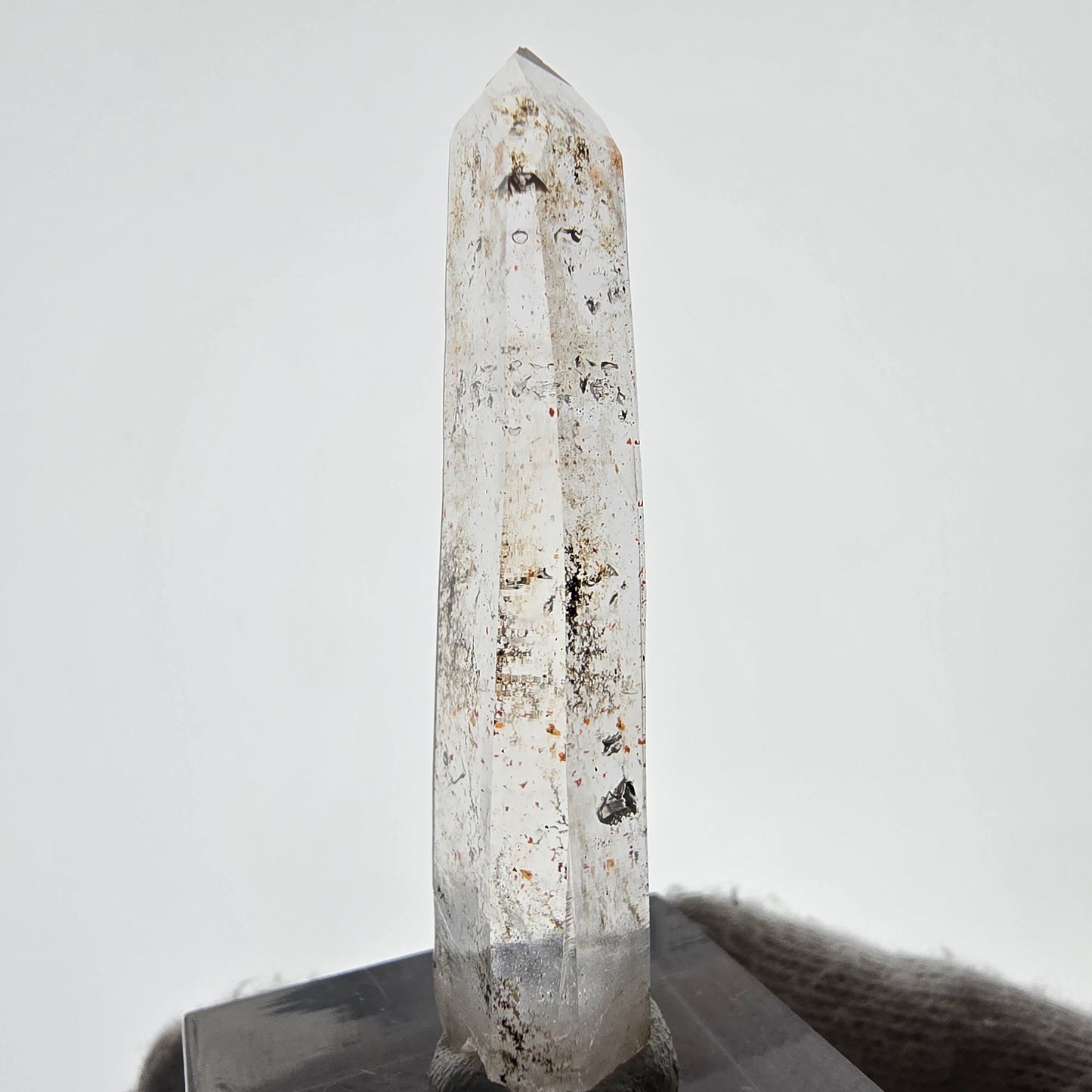 Quartz fumé fantôme lémurien, poche Valentine à pointe d'hématite, Namibie, 47 x 12 x 8 mm