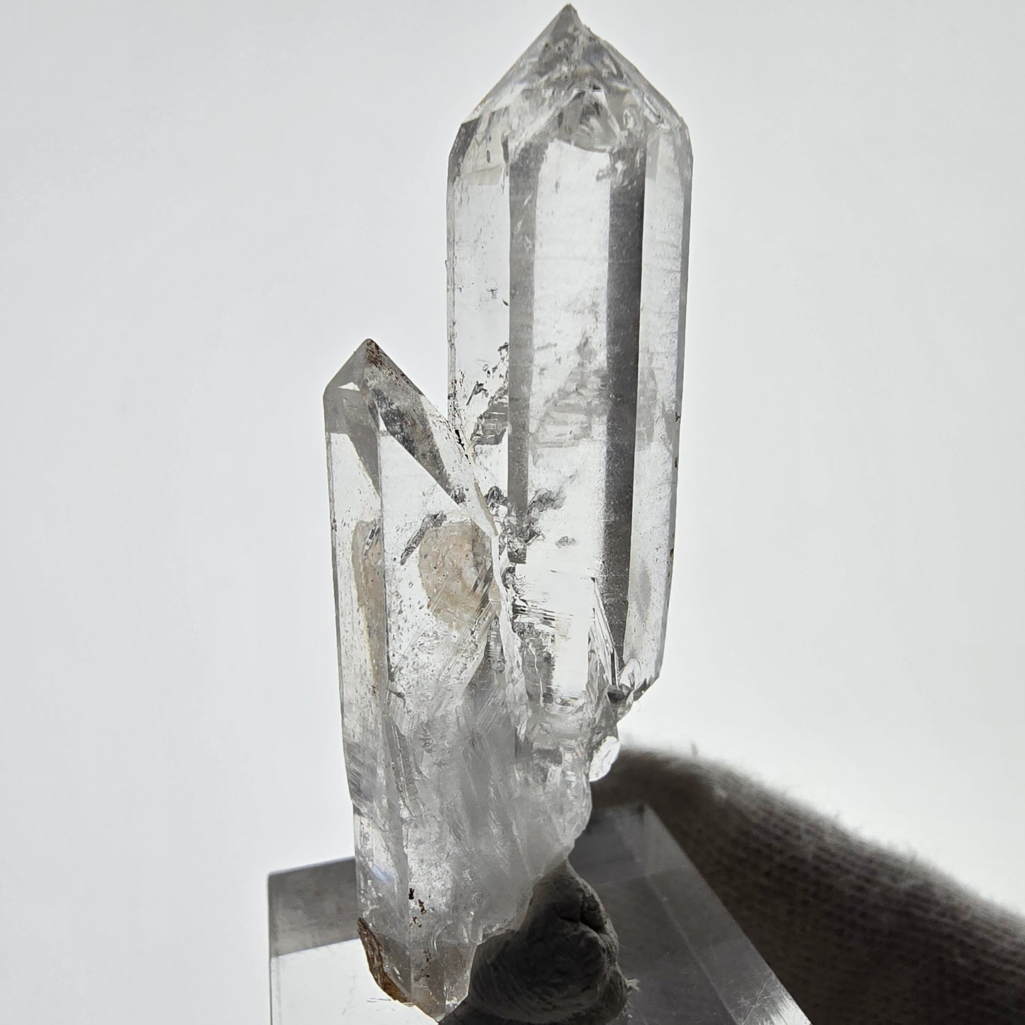 Sceptre de scène en quartz fumé fantôme lémurien, poche Saint-Valentin, Namibie, 55 x 18 x 15 mm