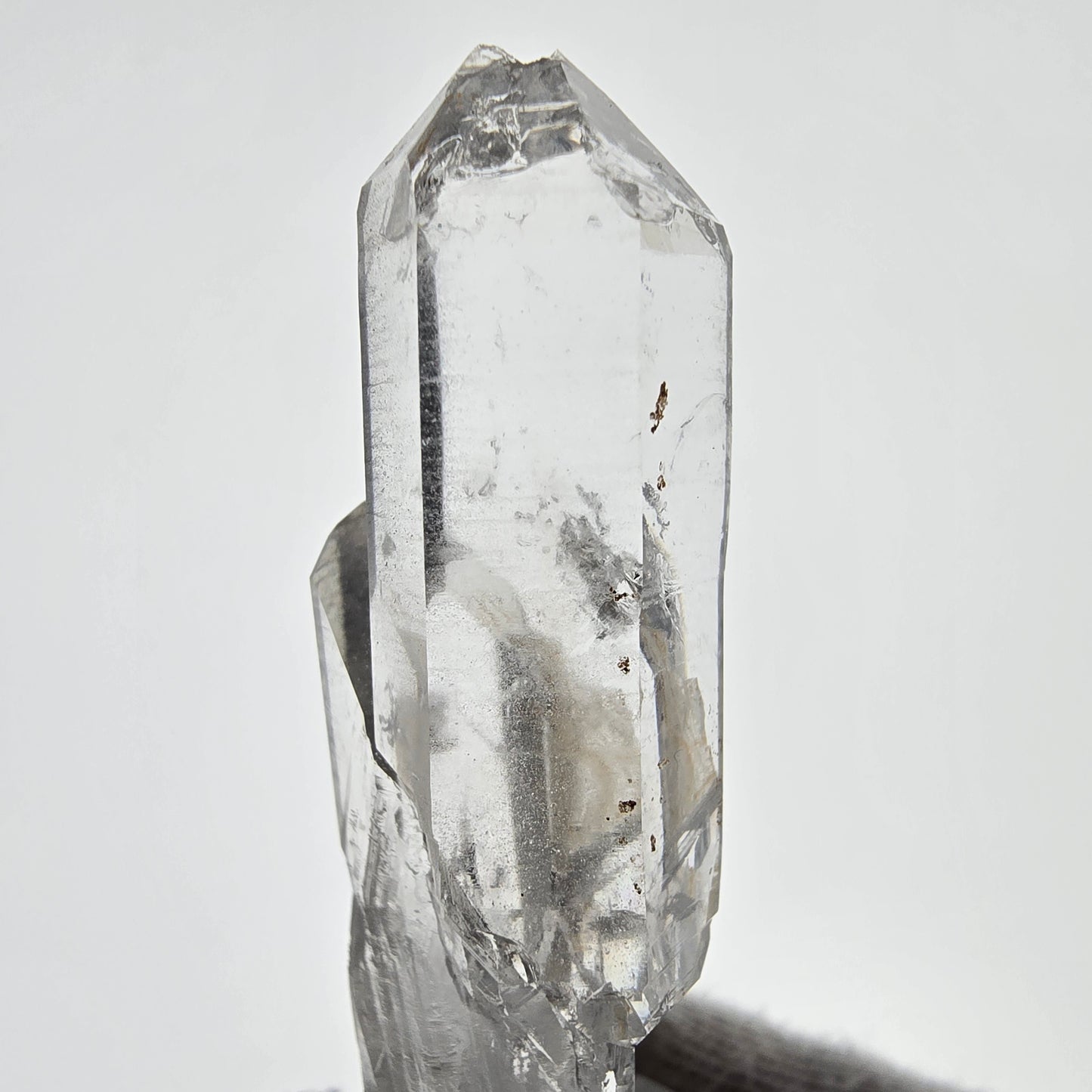 Sceptre de scène en quartz fumé fantôme lémurien, poche Saint-Valentin, Namibie, 55 x 18 x 15 mm