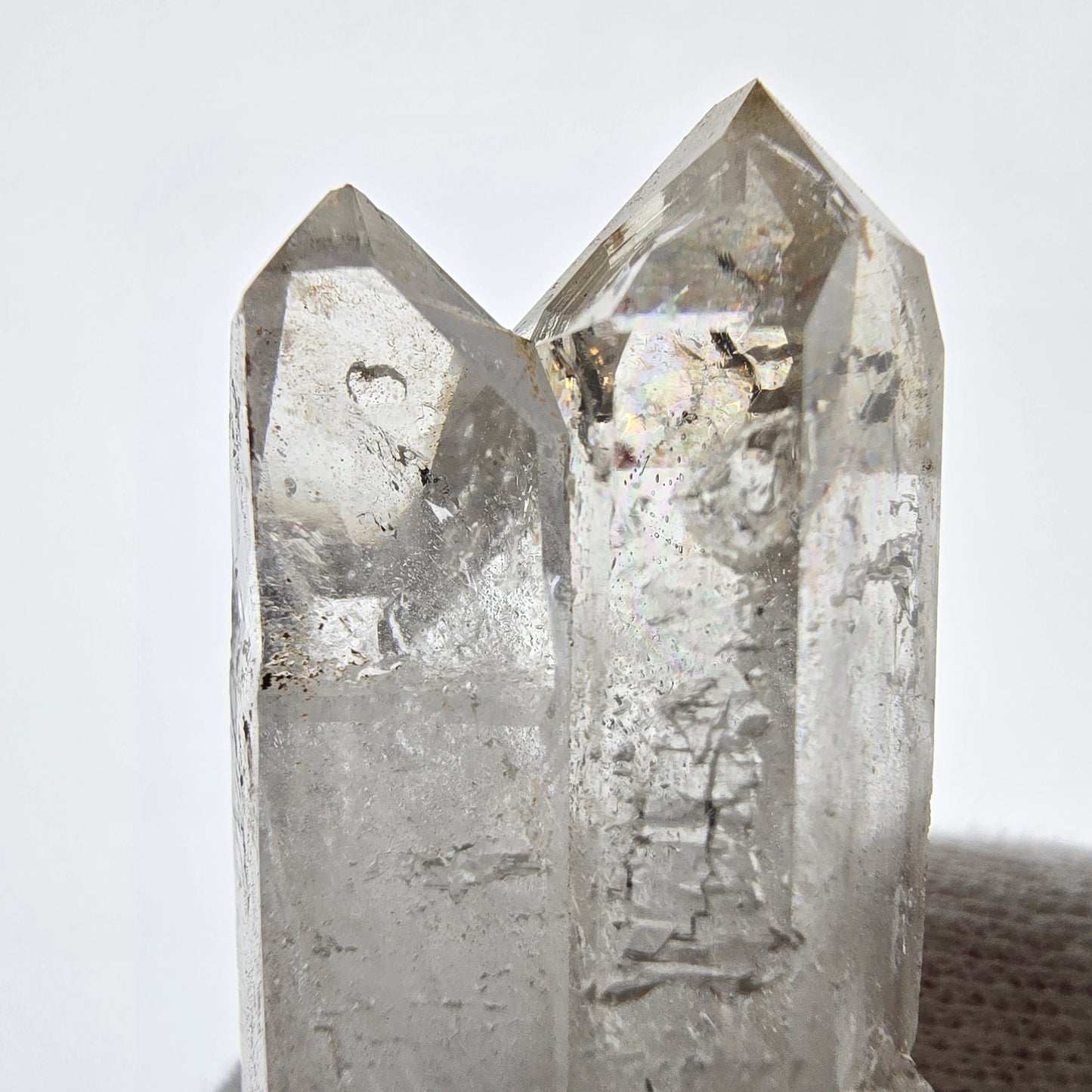 Sceptre fantôme squelette en quartz fumé DT, poche Saint-Valentin en calcite UV, Namibie 57 x 23 x 22 mm