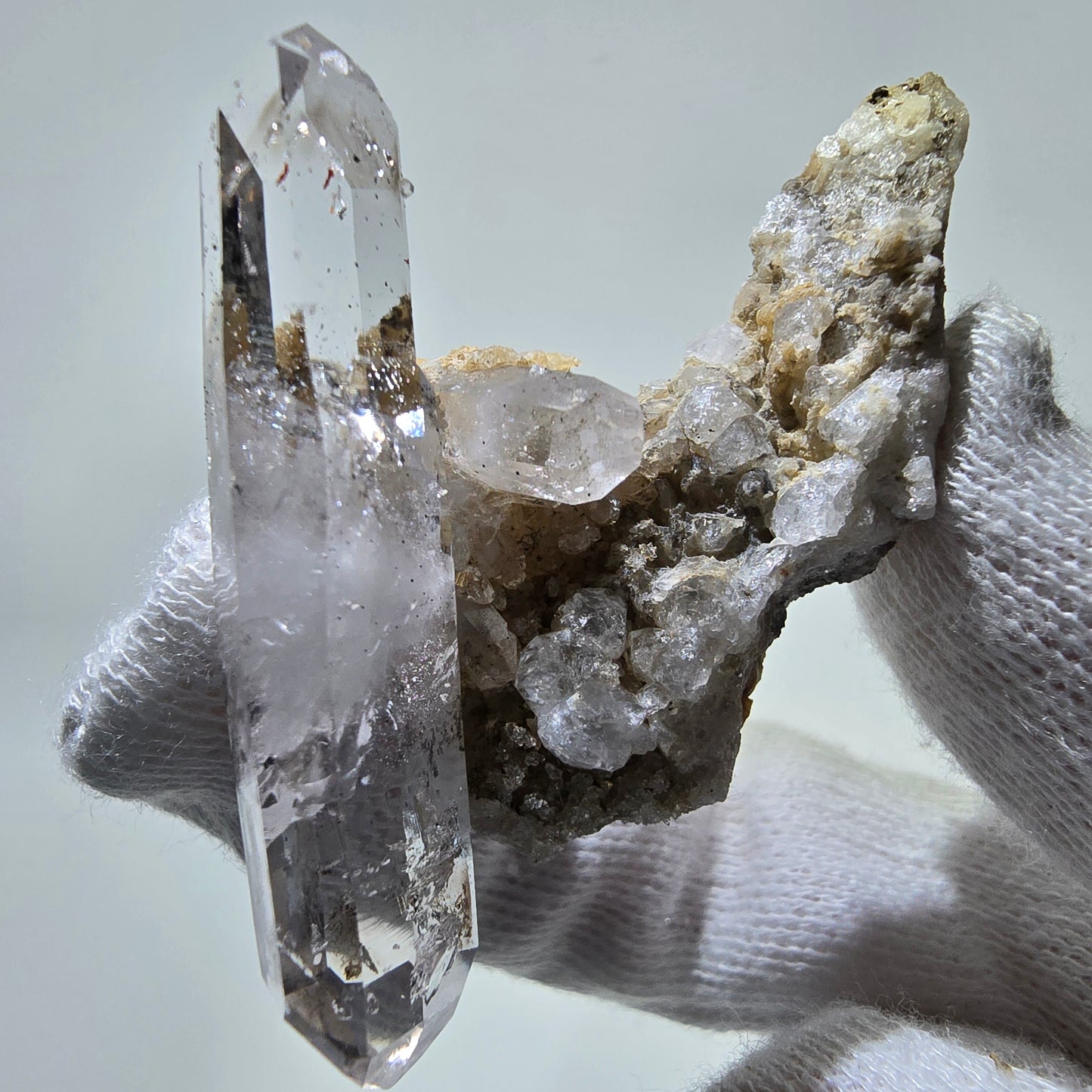 Sceptre DT en quartz fumé fantôme, poche Analcime sur Matrix Valentine, Namibie 47 x 37 x 17 mm