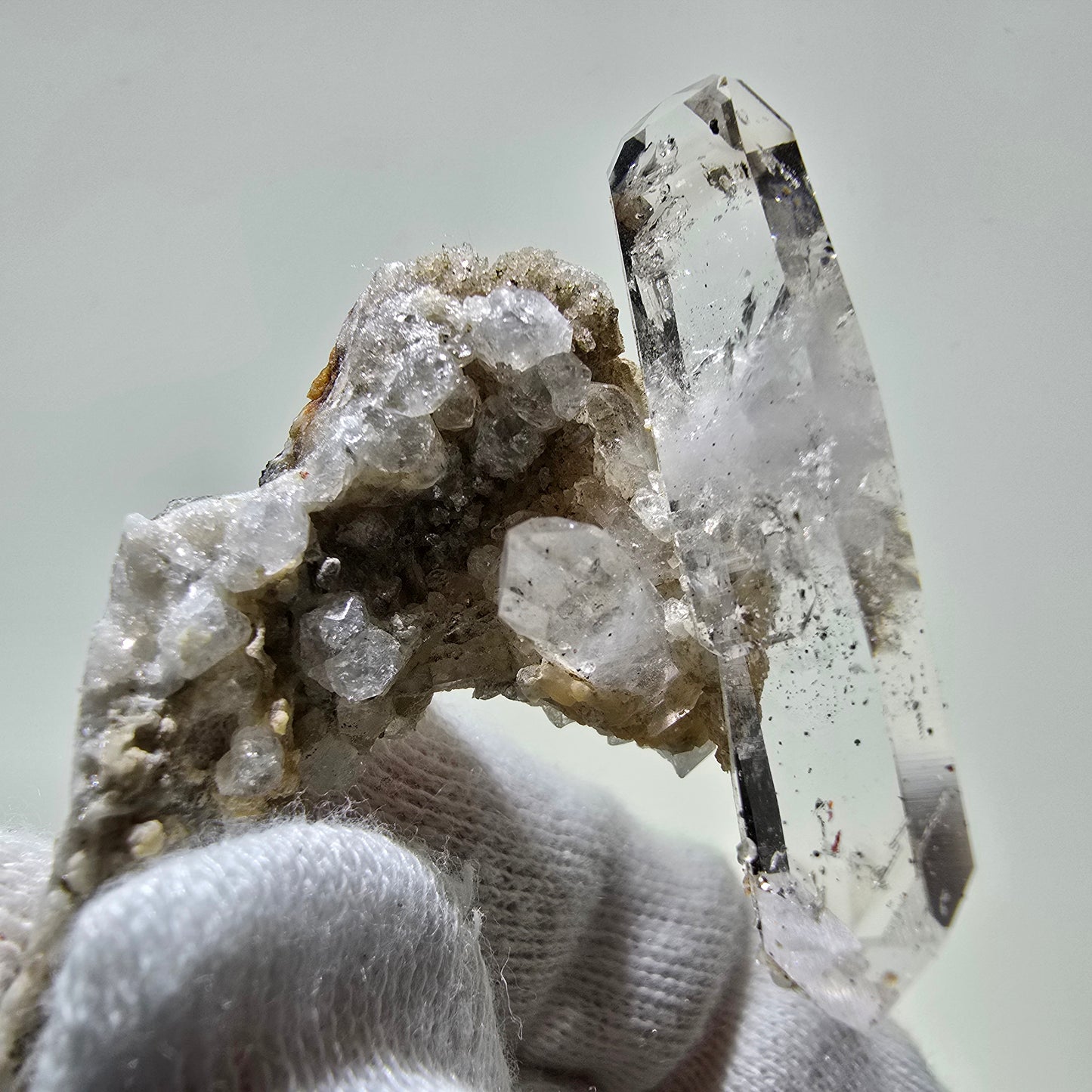 Sceptre DT en quartz fumé fantôme, poche Analcime sur Matrix Valentine, Namibie 47 x 37 x 17 mm