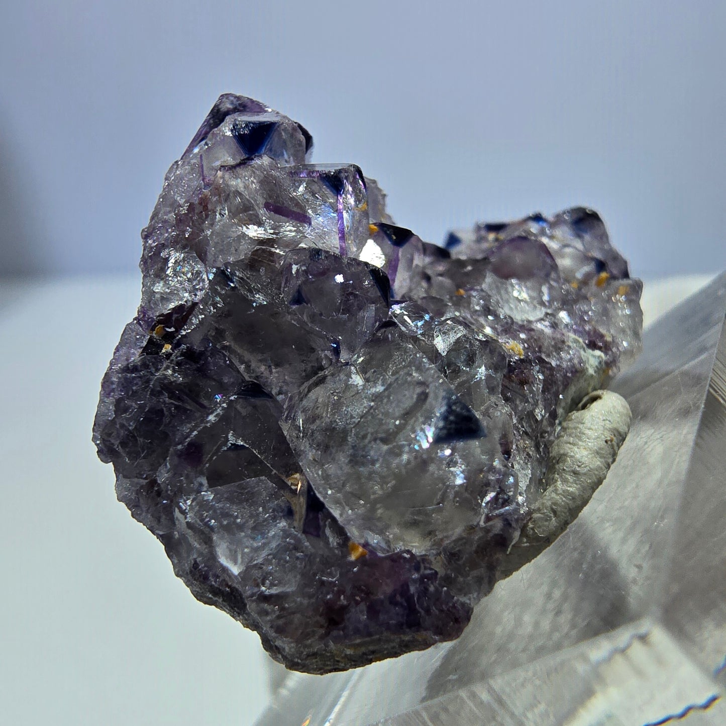 Spécimen rare de cube de fluorite fantôme zonal blanc violet Okorusu, Namibie 35*23*16mm