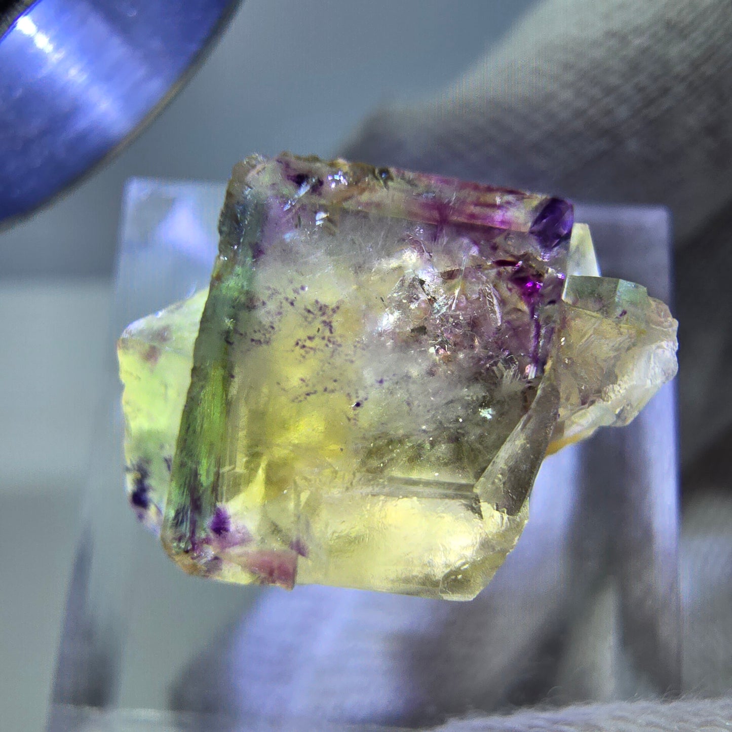 Spécimen de cube de fluorite fantôme zonal, jaune violet vert Okorusu, Namibie 21*17*14mm