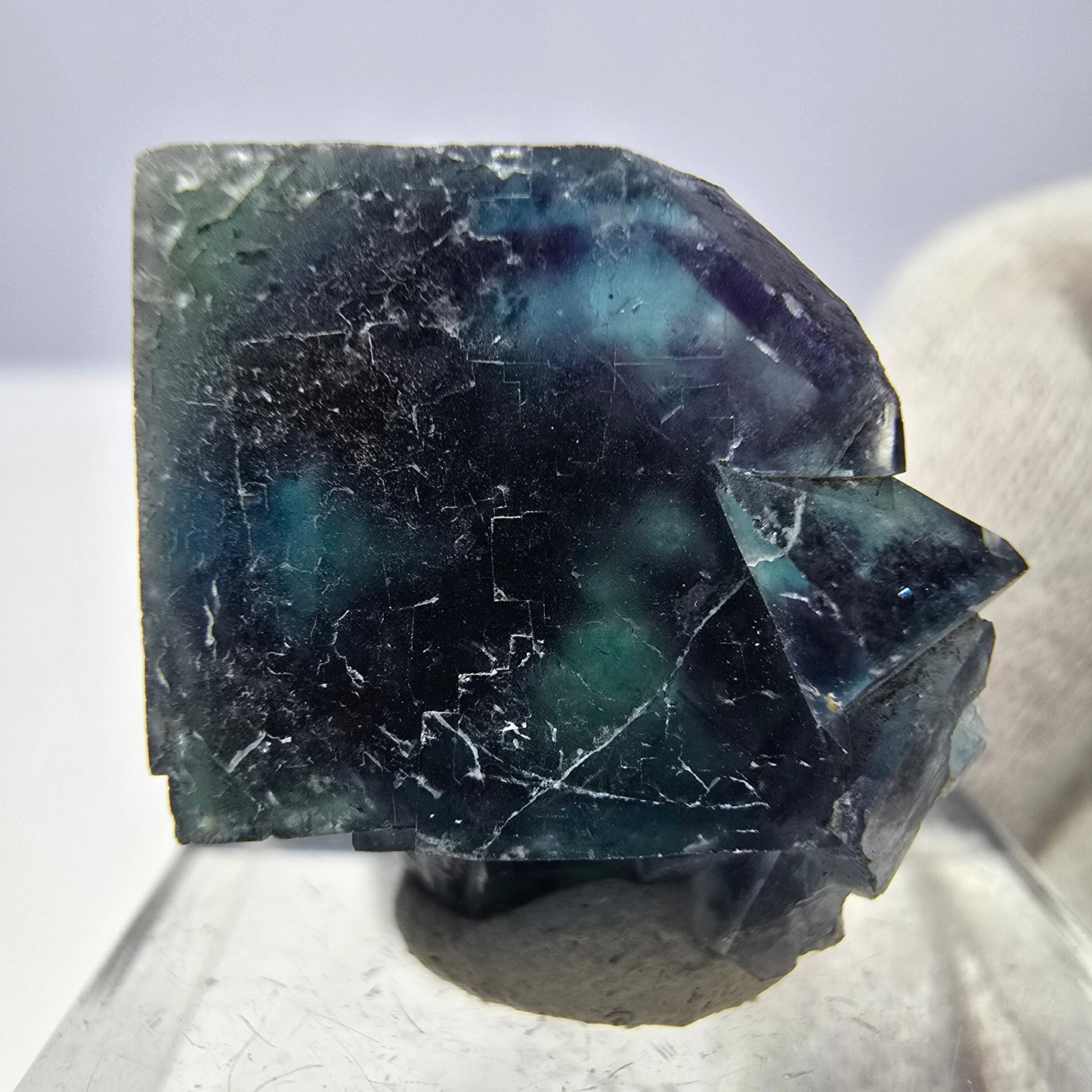 Spécimen de cube de fluorite fantôme, zonal – Nouvelle découverte ! Okorusu, Namibie, 23 x 20 x 13 mm