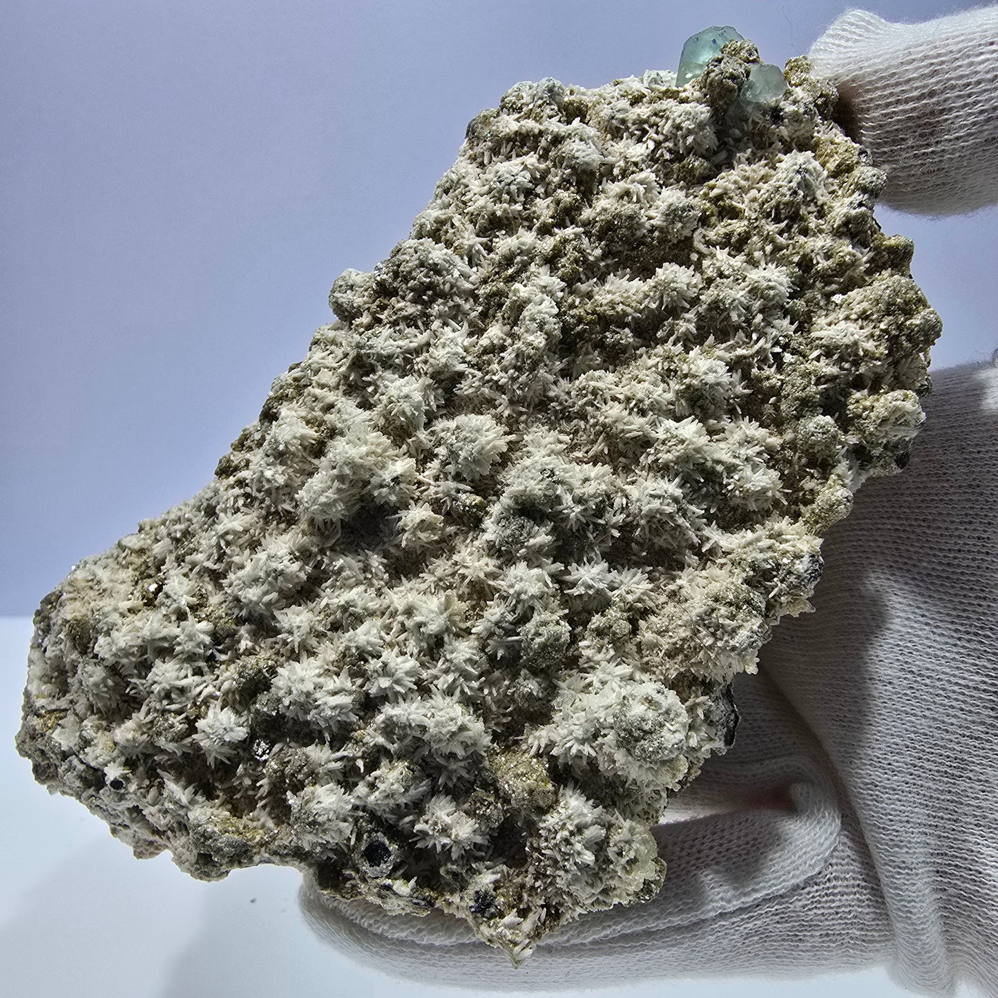 Grand spécimen de fluorite, hyalite, scholle, tourmaline, muscovite, orthose, Erongo, Namibie, 126 x 99 x 78 mm