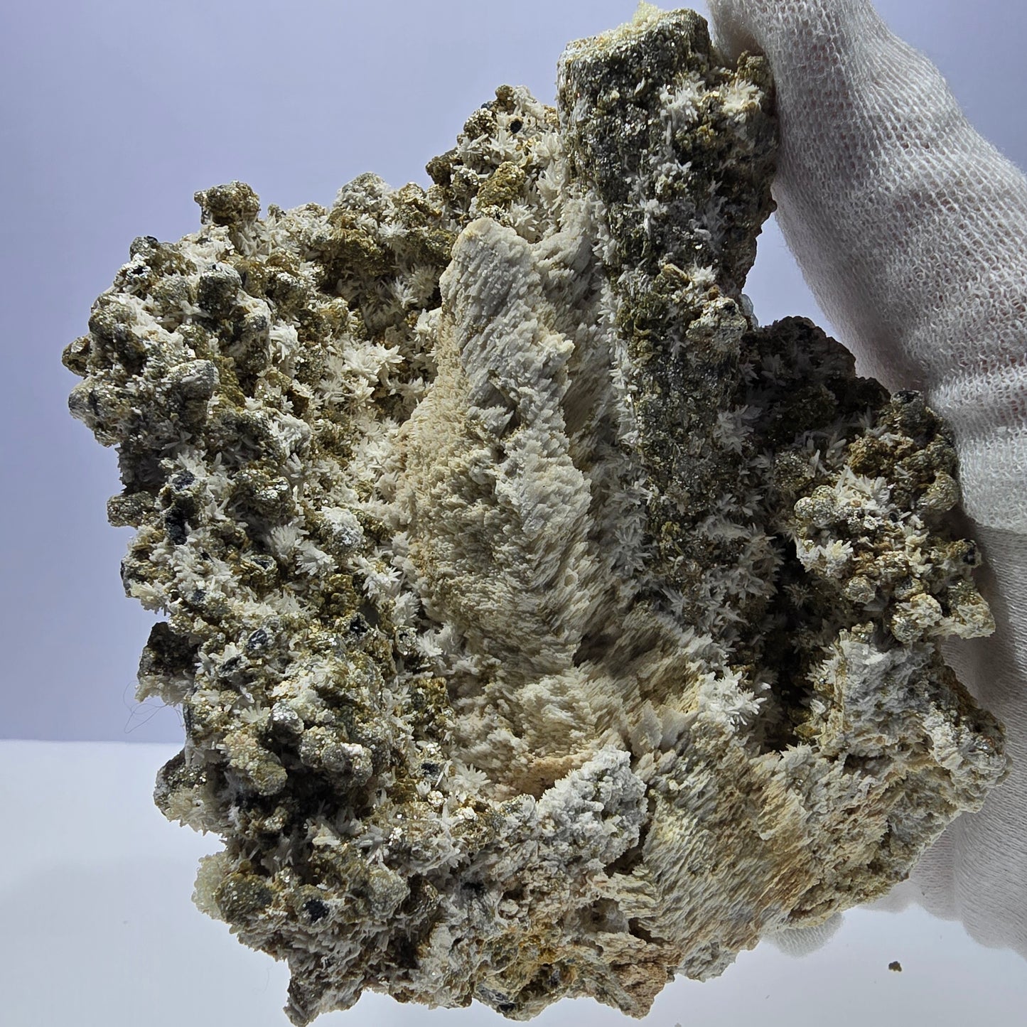 Grand spécimen de fluorite, hyalite, scholle, tourmaline, muscovite, orthose, Erongo, Namibie, 126 x 99 x 78 mm