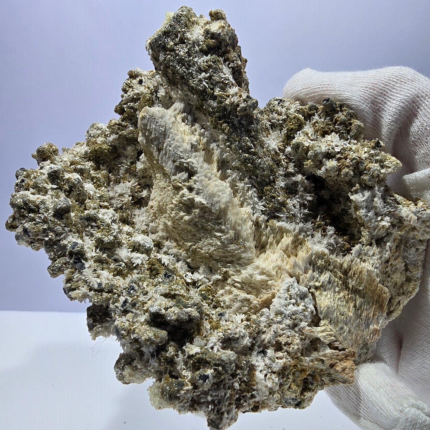 Grand spécimen de fluorite, hyalite, scholle, tourmaline, muscovite, orthose, Erongo, Namibie, 126 x 99 x 78 mm