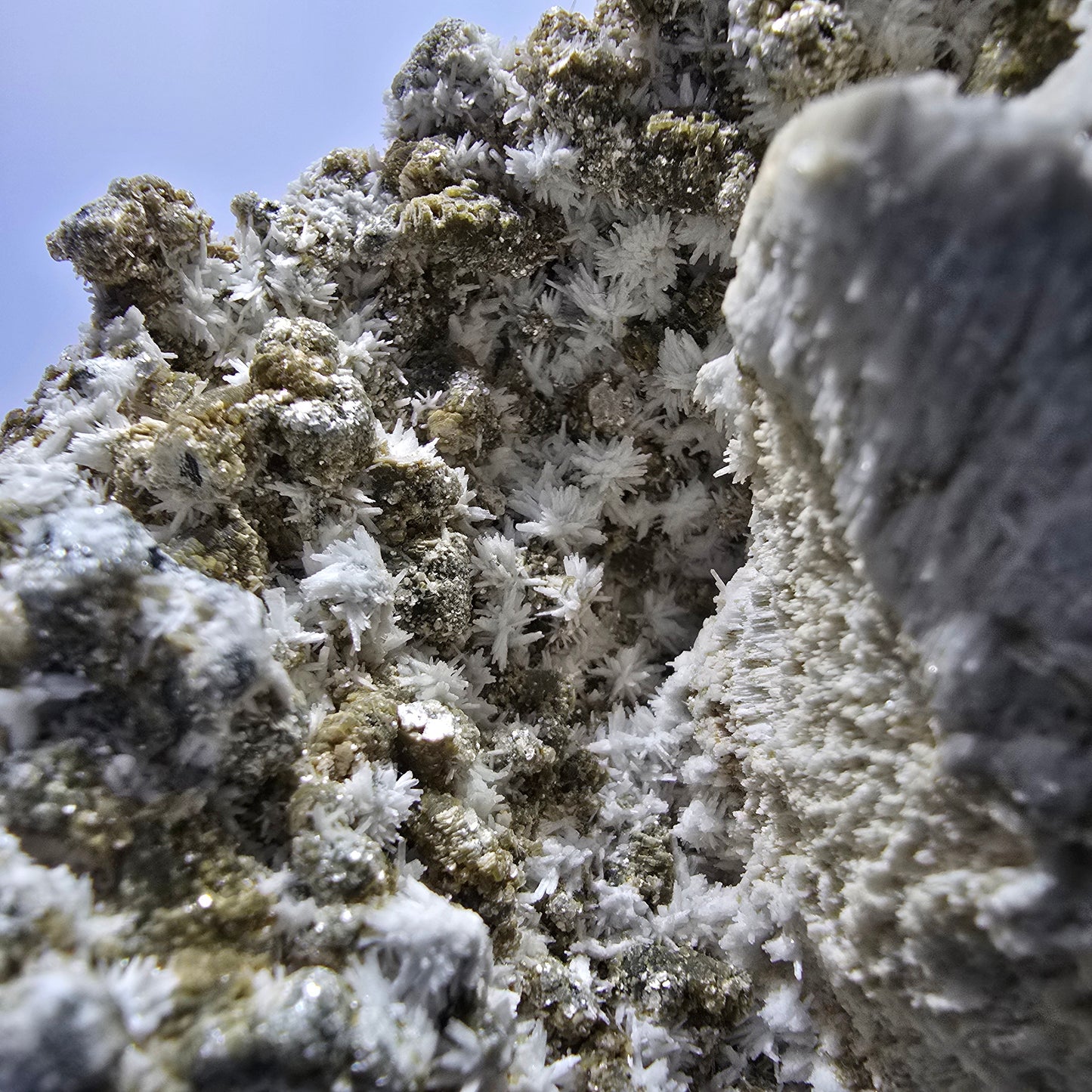 Grand spécimen de fluorite, hyalite, scholle, tourmaline, muscovite, orthose, Erongo, Namibie, 126 x 99 x 78 mm
