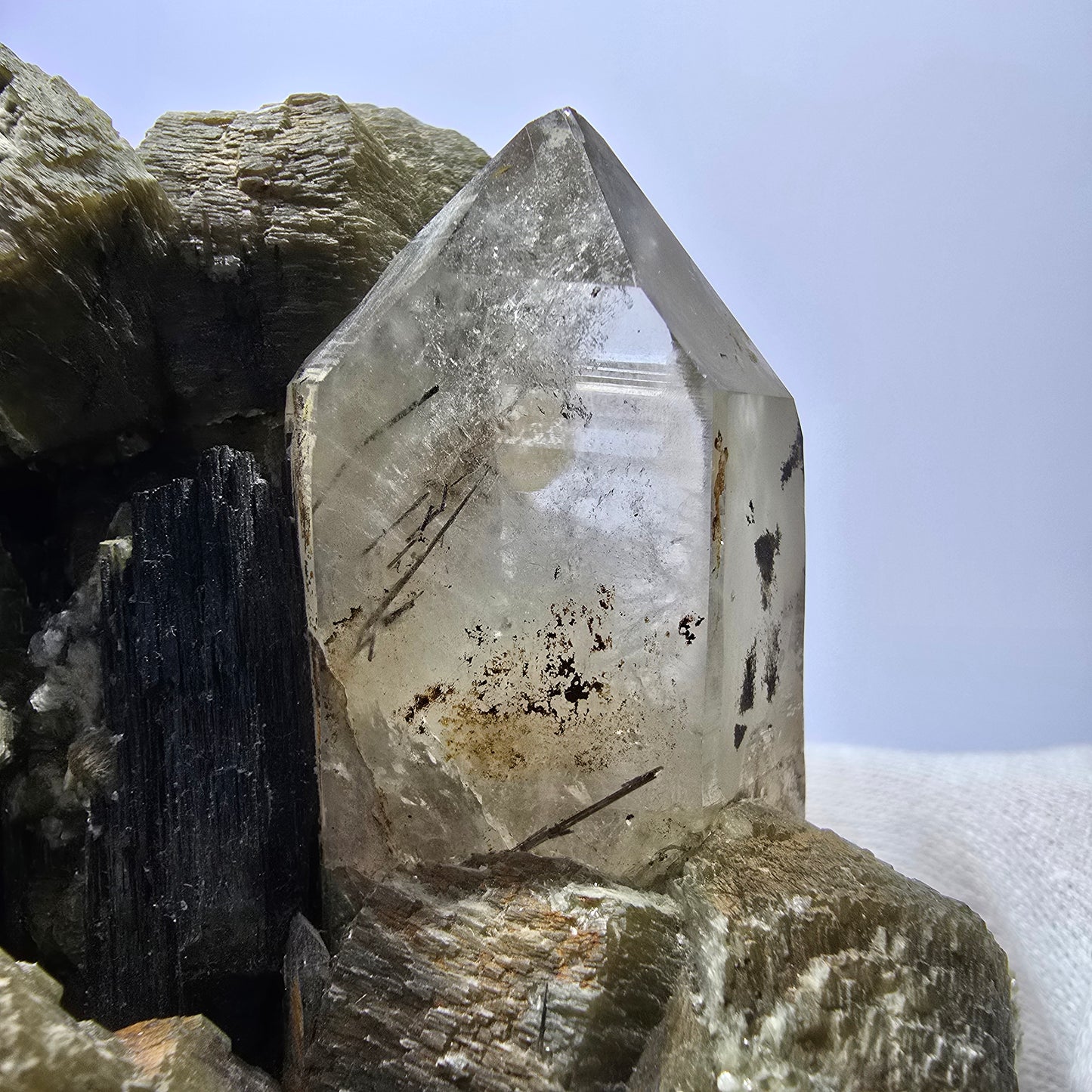 Grand spécimen de tourmaline Schorl, quartz fumé, muscovite et orthose, Erongo, Namibie, 145 x 112 x 80 mm