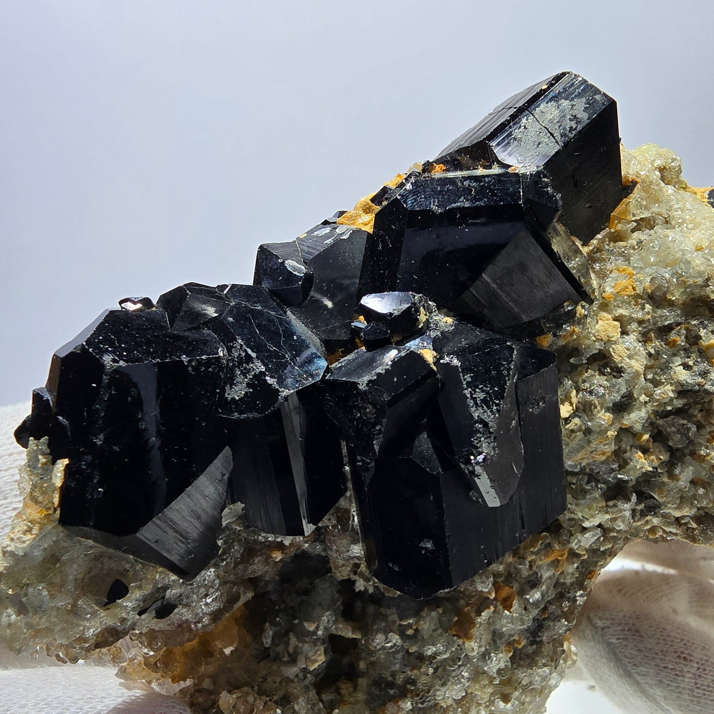 Grand spécimen de tourmaline Schorl, hyalite, quartz fumé et orthose, Erongo, Namibie, 123 x 92 x 47 mm