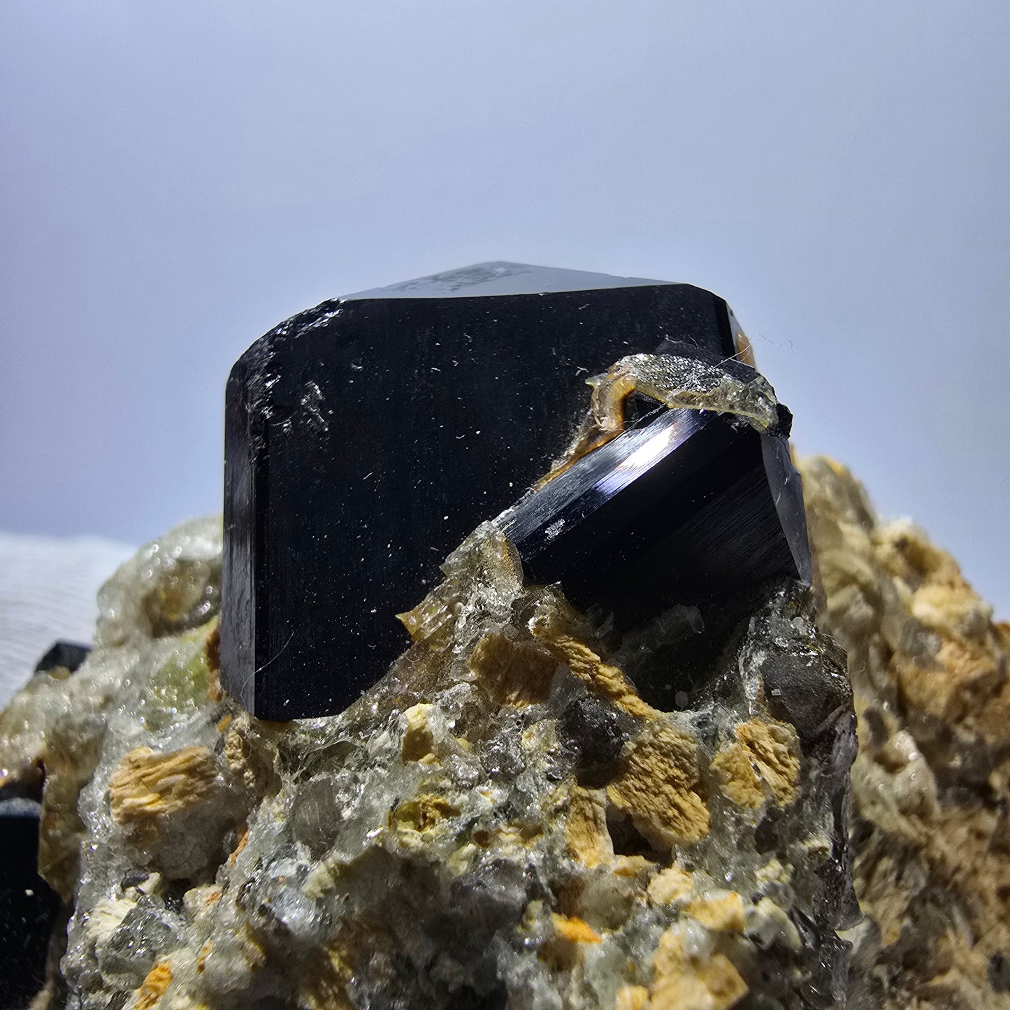 Grand spécimen de tourmaline Schorl, hyalite, quartz fumé et orthose, Erongo, Namibie, 123 x 92 x 47 mm