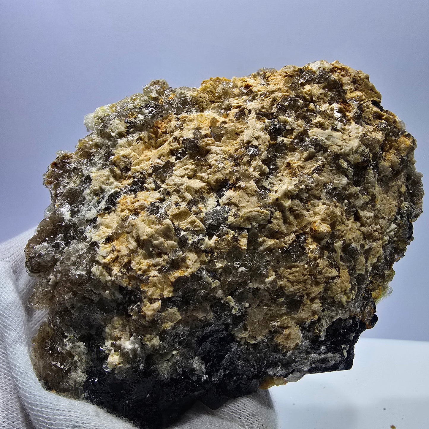 Grand spécimen de tourmaline Schorl, hyalite, quartz fumé et orthose, Erongo, Namibie, 123 x 92 x 47 mm