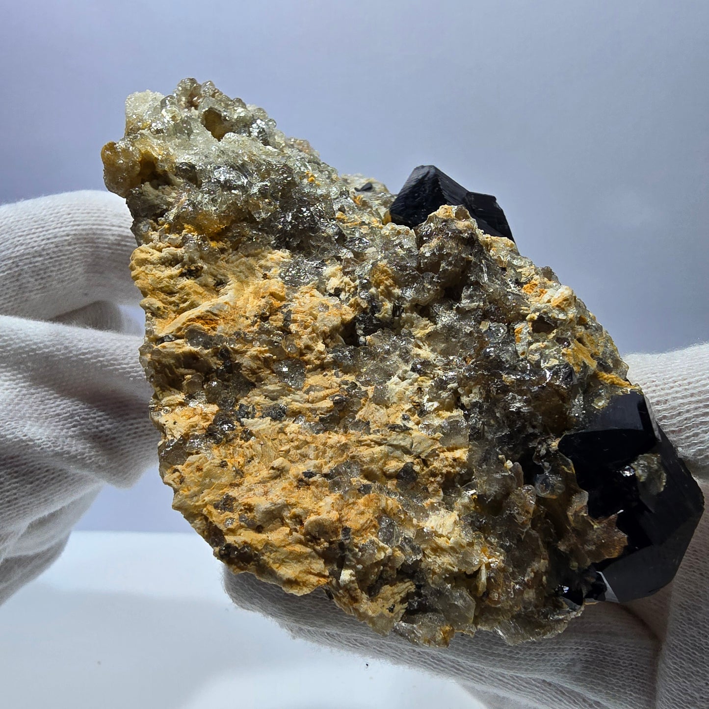 Grand spécimen de tourmaline Schorl, hyalite, quartz fumé et orthose, Erongo, Namibie, 123 x 92 x 47 mm