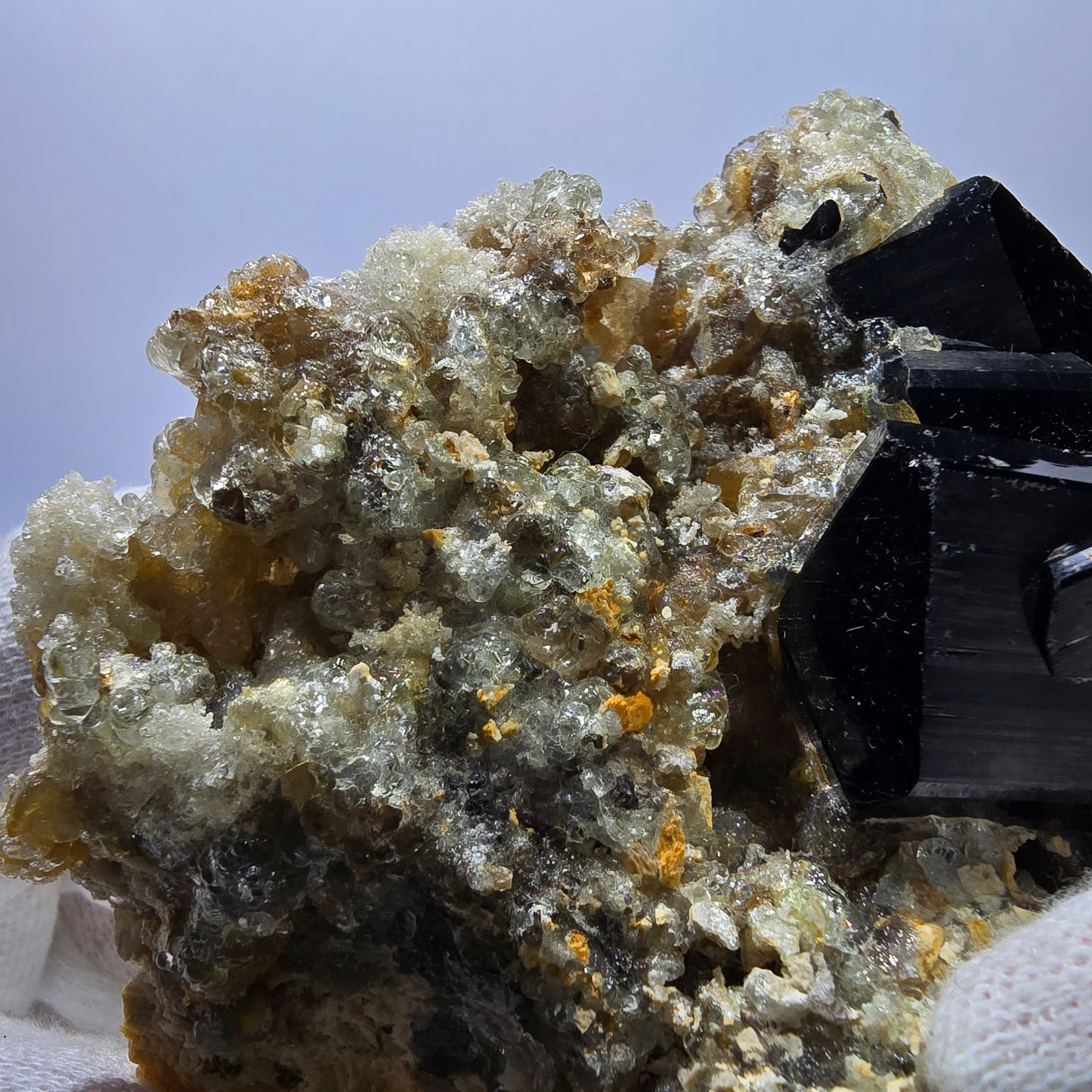 Grand spécimen de tourmaline Schorl, hyalite, quartz fumé et orthose, Erongo, Namibie, 123 x 92 x 47 mm