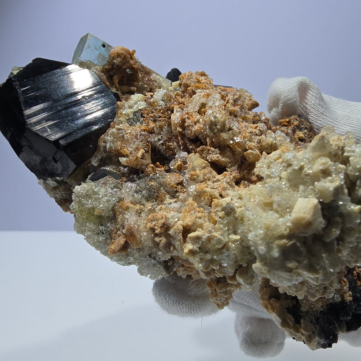 Grand spécimen d'aigue-marine, de tourmaline schorl, d'hyalite et d'orthose, Erongo, Namibie, 107 x 70 x 45 mm