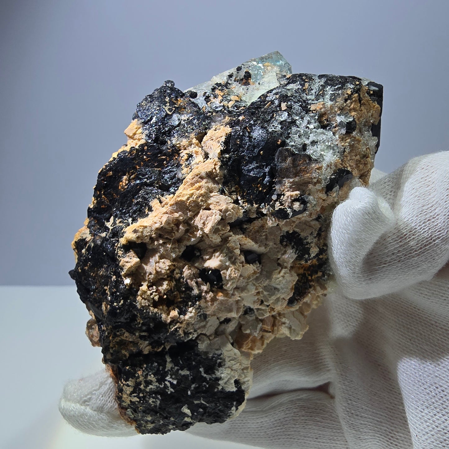 Grand spécimen d'aigue-marine, de tourmaline schorl, d'hyalite et d'orthose, Erongo, Namibie, 107 x 70 x 45 mm