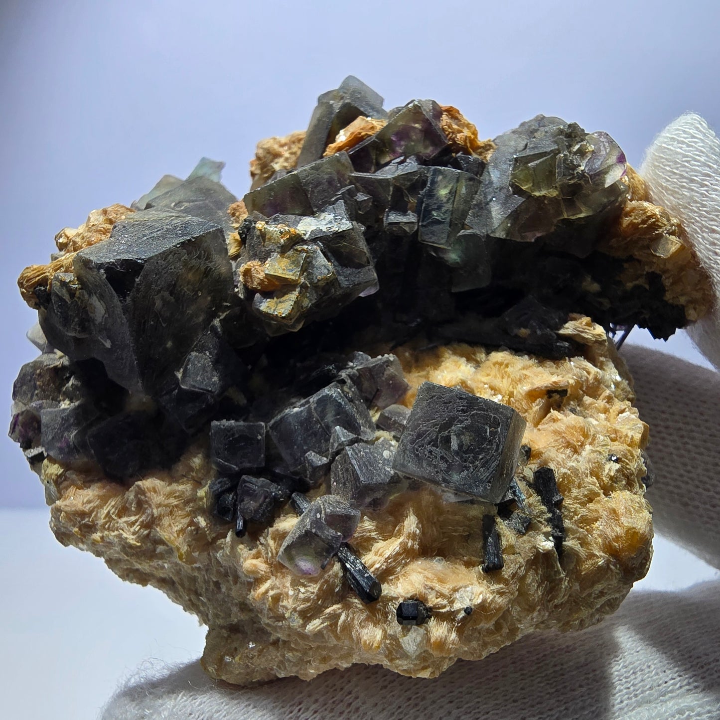 Fluorite fantôme colorée, tourmaline schol, hyalite, muscovite, Erongo, Namibie, 72 x 70 x 35 mm