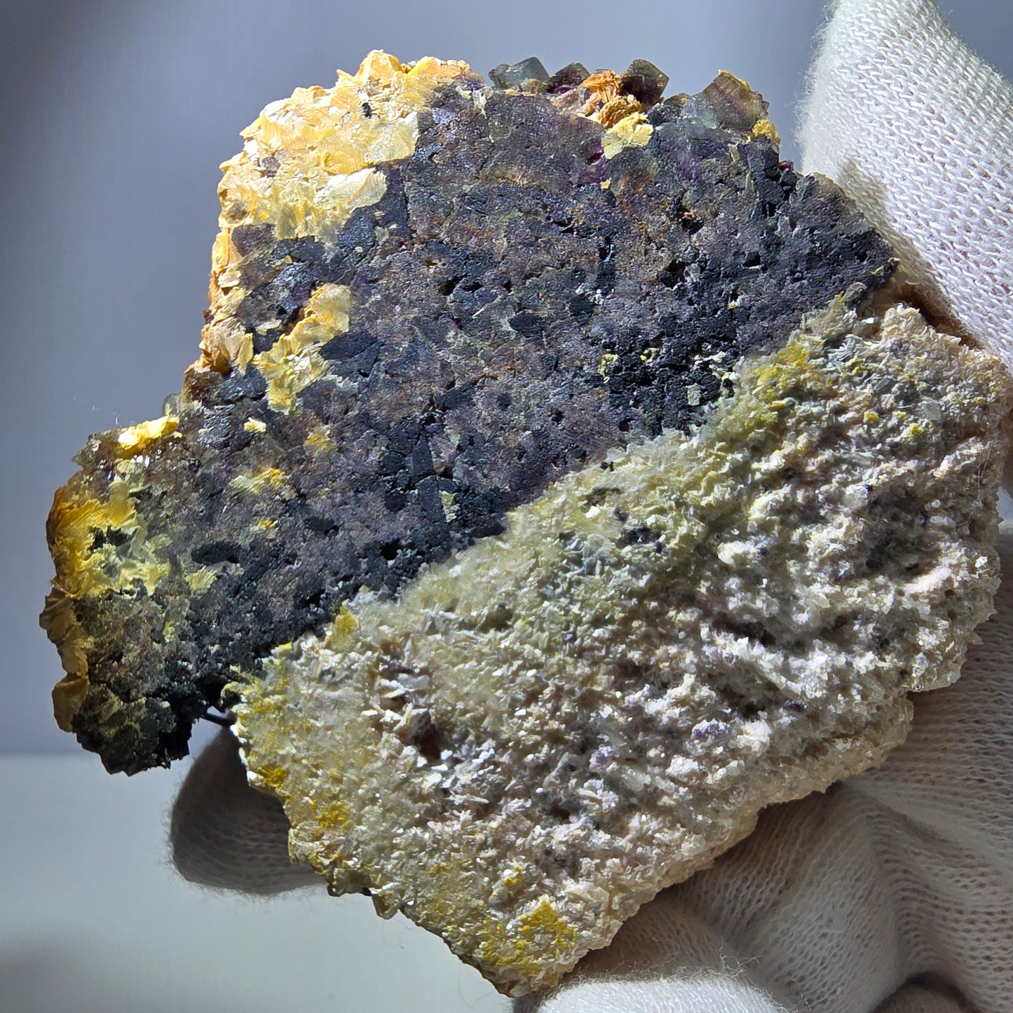 Fluorite fantôme colorée, tourmaline schol, hyalite, muscovite, Erongo, Namibie, 72 x 70 x 35 mm