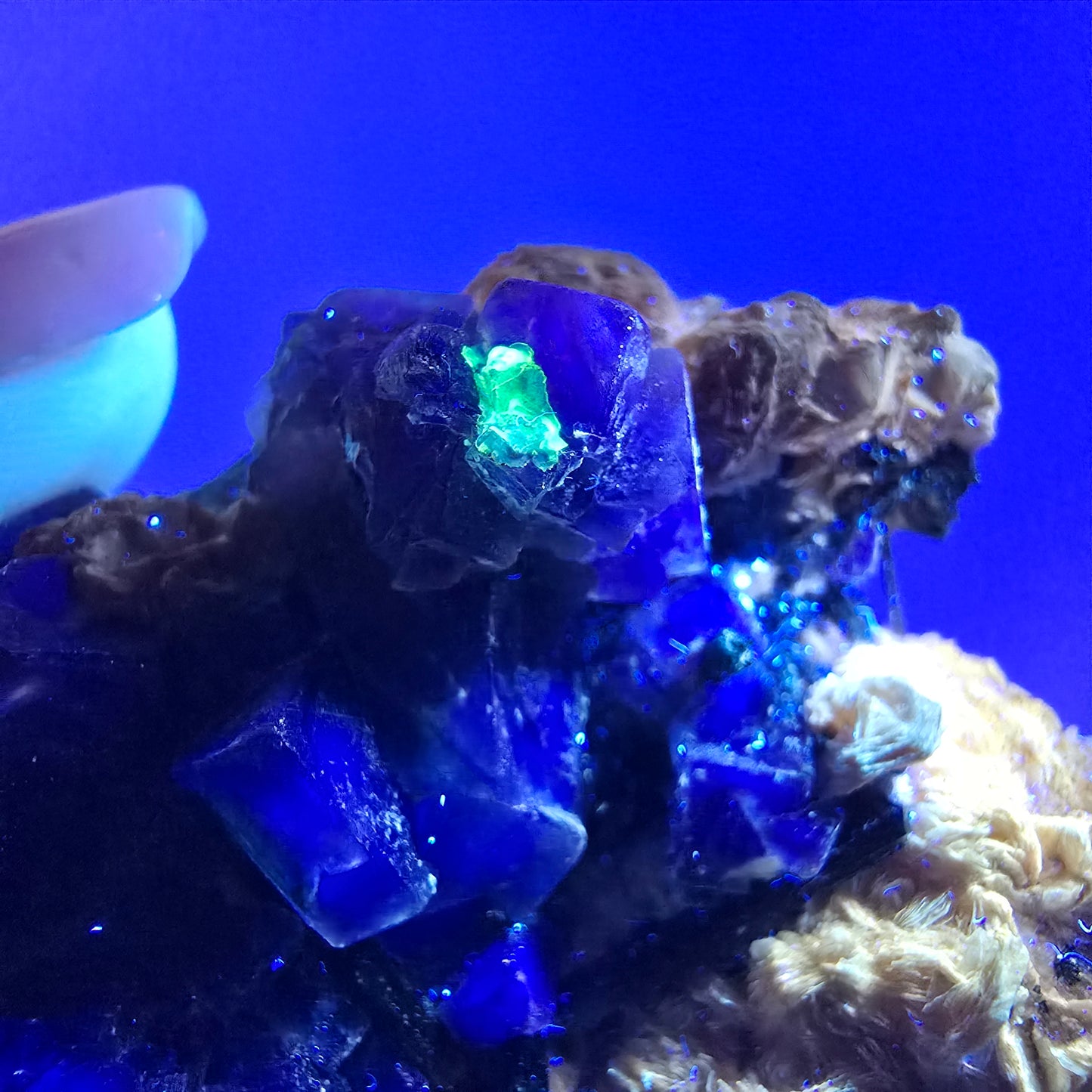 Fluorite fantôme colorée, tourmaline schol, hyalite, muscovite, Erongo, Namibie, 72 x 70 x 35 mm