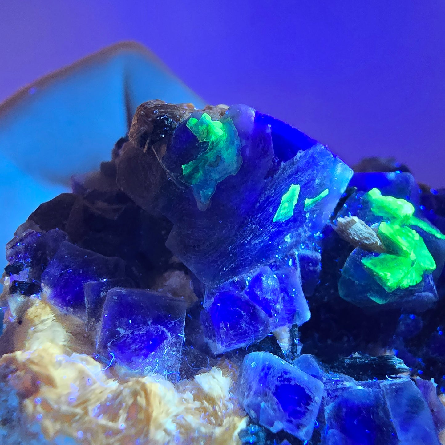 Fluorite fantôme colorée, tourmaline schol, hyalite, muscovite, Erongo, Namibie, 72 x 70 x 35 mm