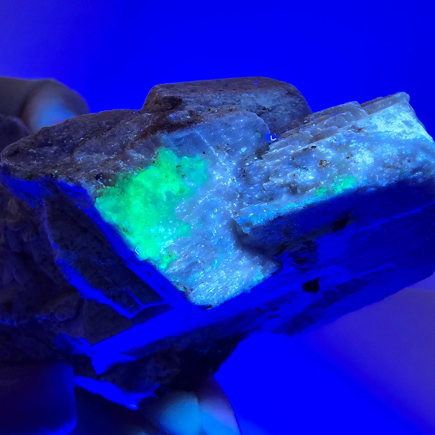 Grand spécimen d'orthose, de tourmaline Schorl et d'hyalite, Erongo, Namibie, 94 x 57 x 50 mm