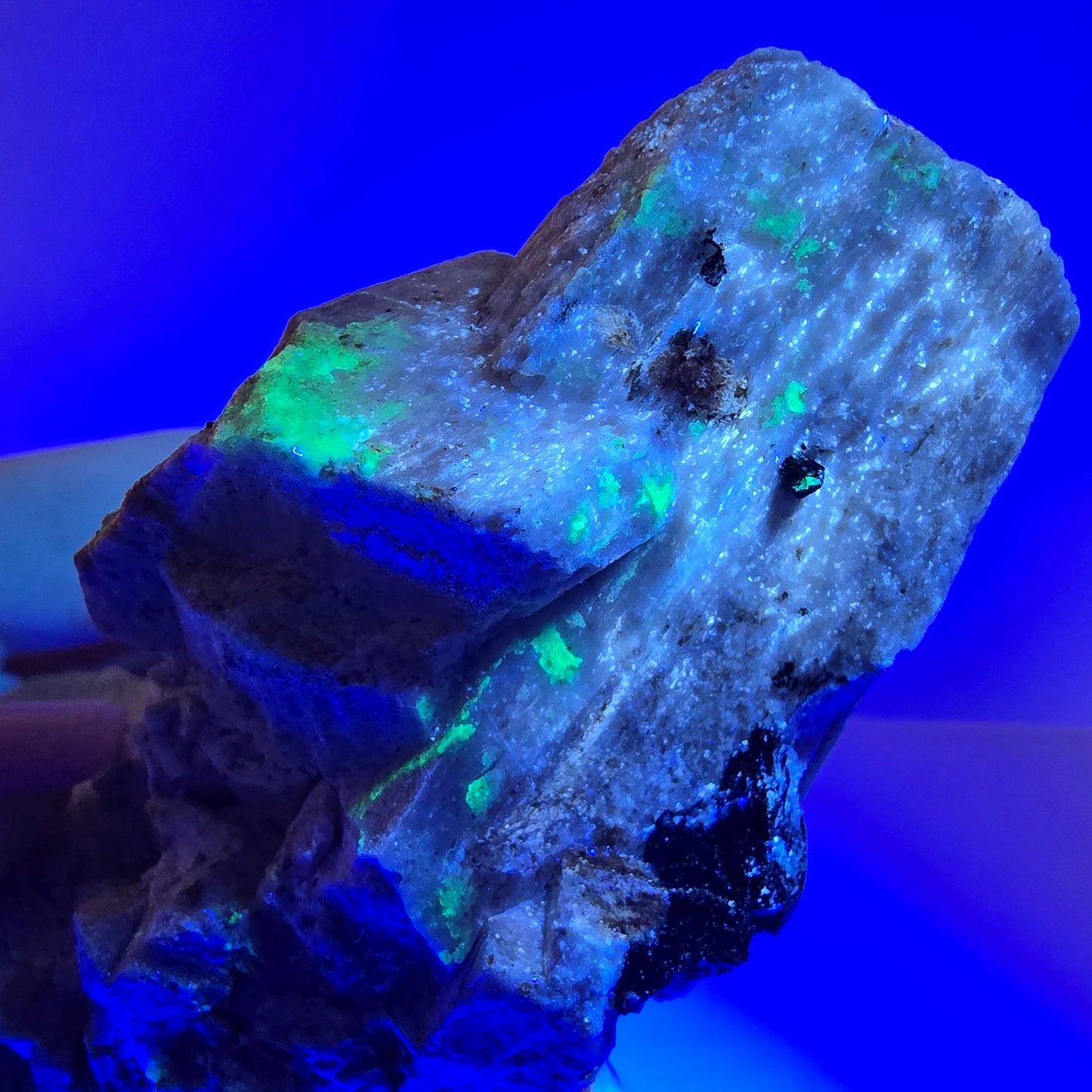 Grand spécimen d'orthose, de tourmaline Schorl et d'hyalite, Erongo, Namibie, 94 x 57 x 50 mm