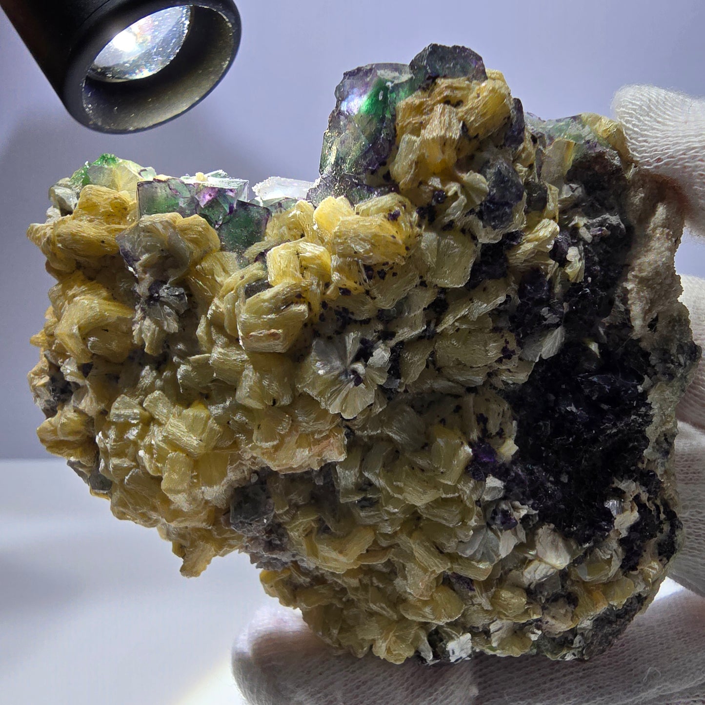 Grande fluorite fantôme, tourmaline schol, hyalite, muscovite, quartz fumé, Erongo, Namibie, 93 x 74 x 24 mm