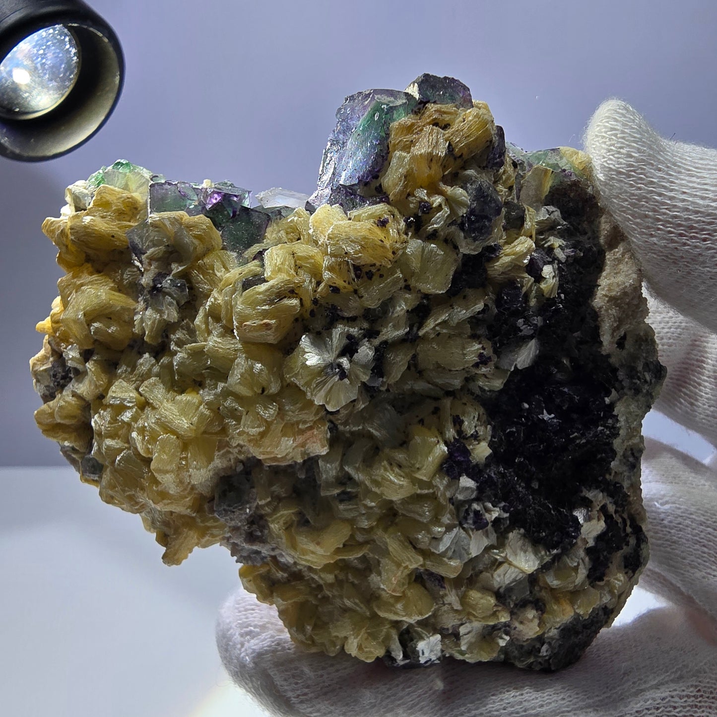 Grande fluorite fantôme, tourmaline schol, hyalite, muscovite, quartz fumé, Erongo, Namibie, 93 x 74 x 24 mm