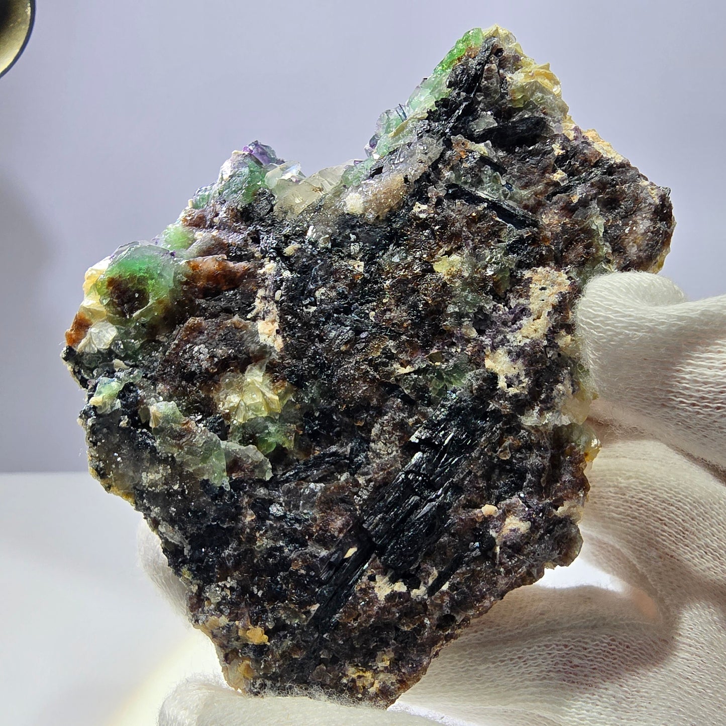 Grande fluorite fantôme, tourmaline schol, hyalite, muscovite, quartz fumé, Erongo, Namibie, 93 x 74 x 24 mm