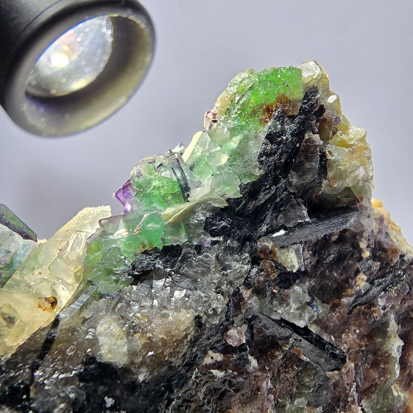 Grande fluorite fantôme, tourmaline schol, hyalite, muscovite, quartz fumé, Erongo, Namibie, 93 x 74 x 24 mm
