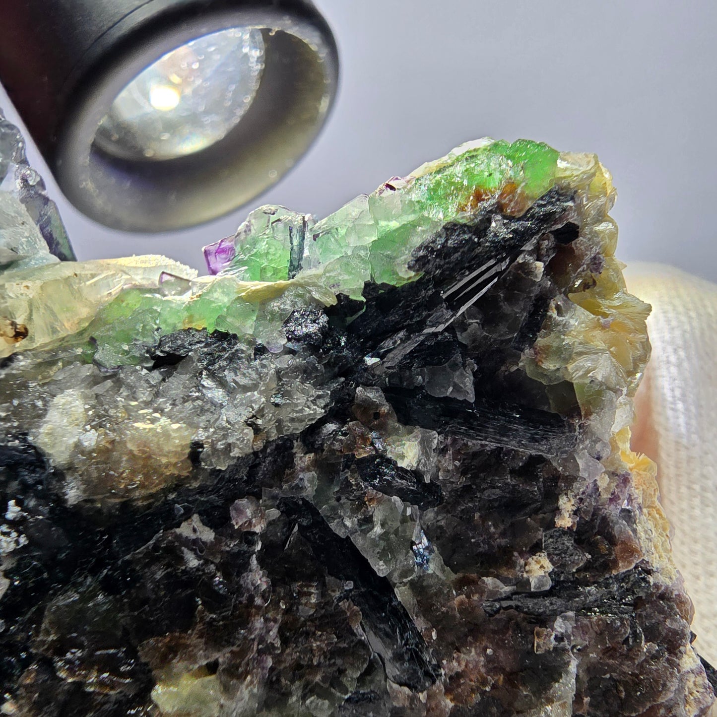 Grande fluorite fantôme, tourmaline schol, hyalite, muscovite, quartz fumé, Erongo, Namibie, 93 x 74 x 24 mm