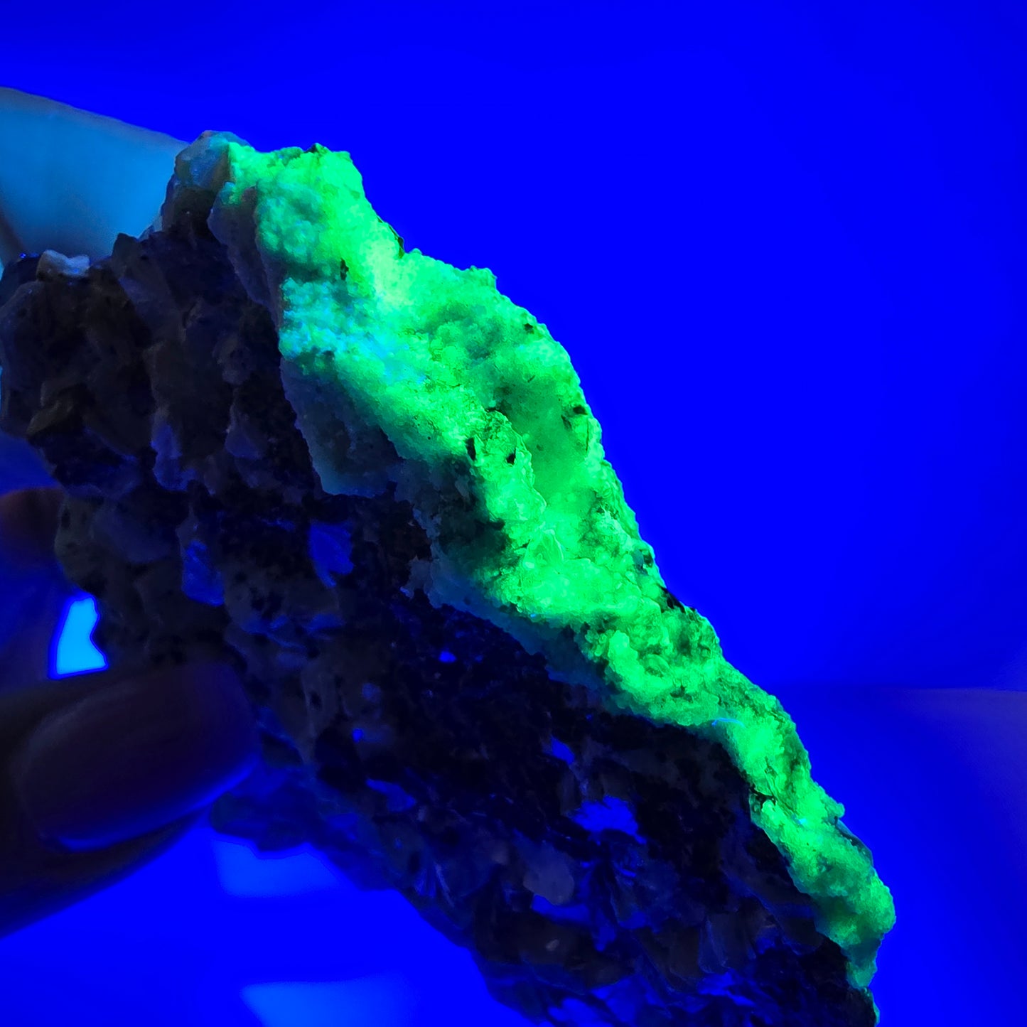 Grande fluorite fantôme, tourmaline schol, hyalite, muscovite, quartz fumé, Erongo, Namibie, 93 x 74 x 24 mm