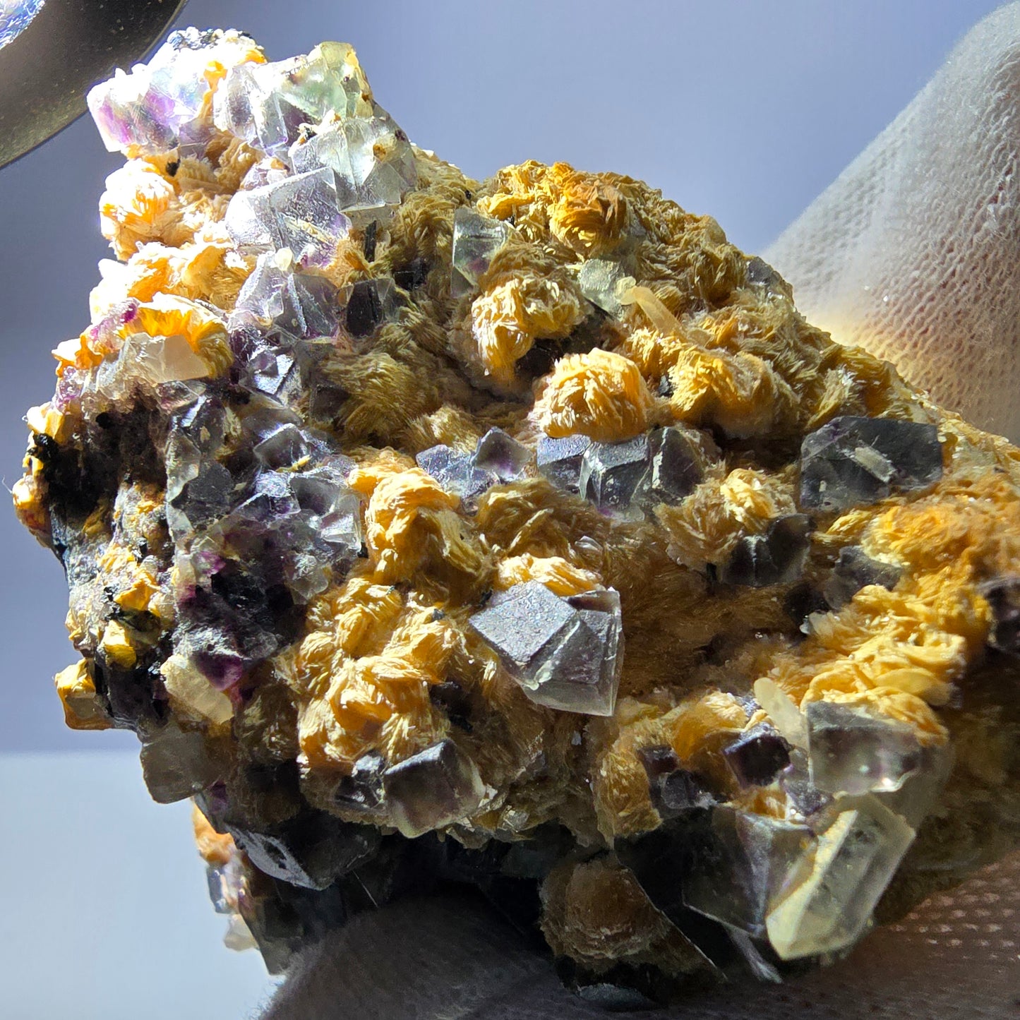 Spécimen de fluorite fantôme colorée, tourmaline scholle muscovite, Erongo, Namibie, 81 x 68 x 48 mm