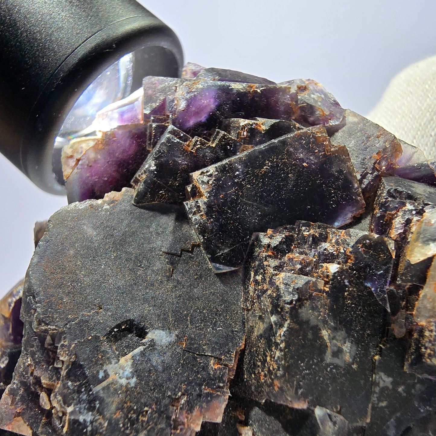 Spécimen de cube de fluorite fantôme, violet, rouge et bleu, Okorusu, Namibie, 91 x 58 x 22 mm