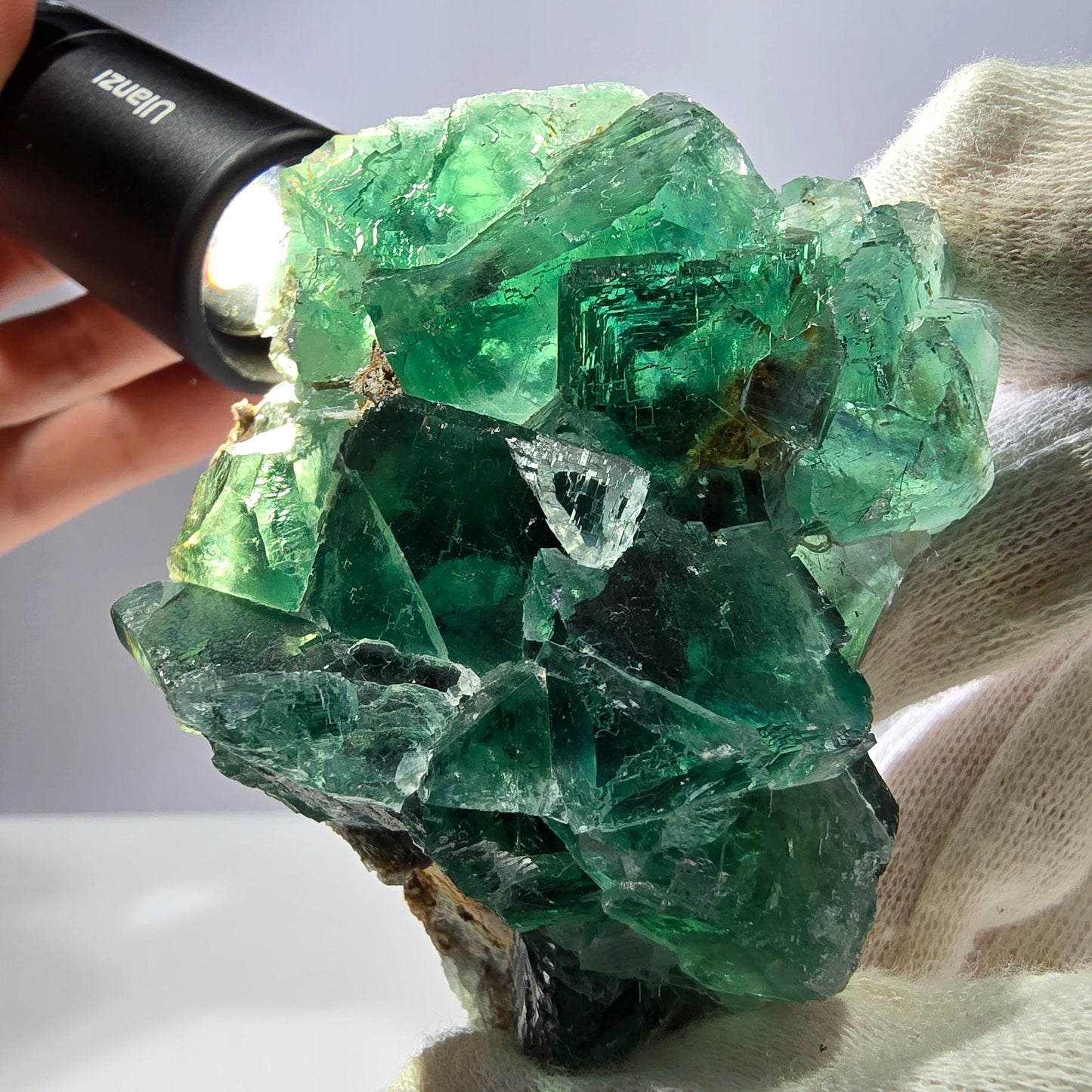 Grand cube de fluorite fantôme vert étagé Okorusu Namibie 80 x 65 x 35 mm