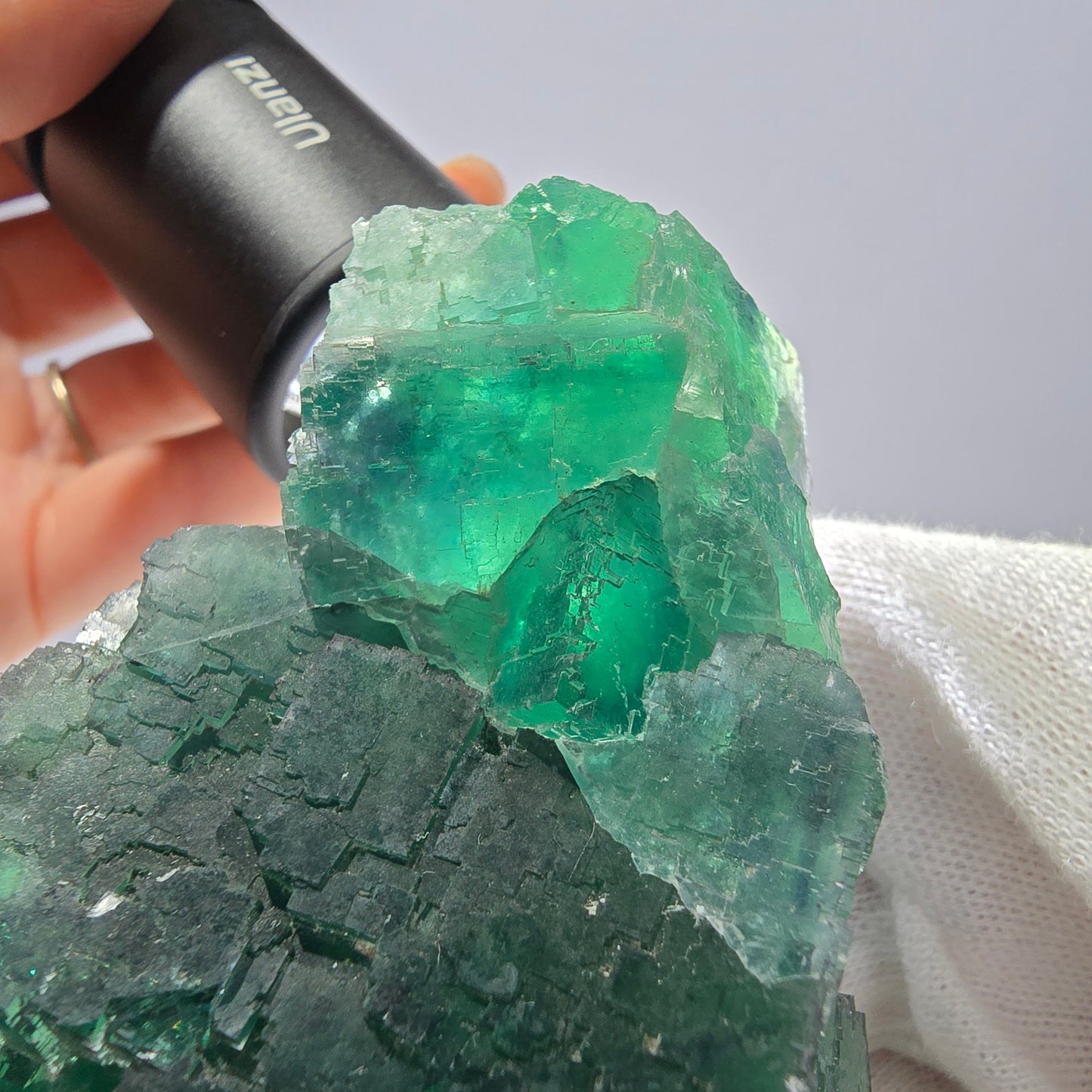 Grand cube de fluorite fantôme vert étagé Okorusu Namibie 94 x 58 x 46 mm