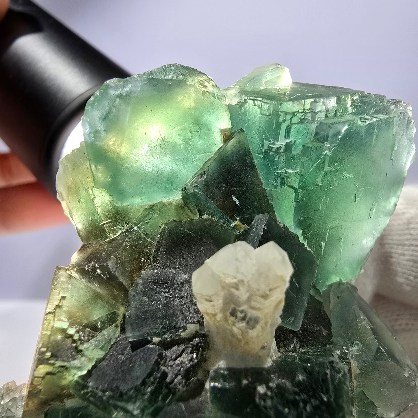 Cube de fluorite fantôme, marches en quartz parquetées Okorusu Namibie 61 x 49 x 36 mm