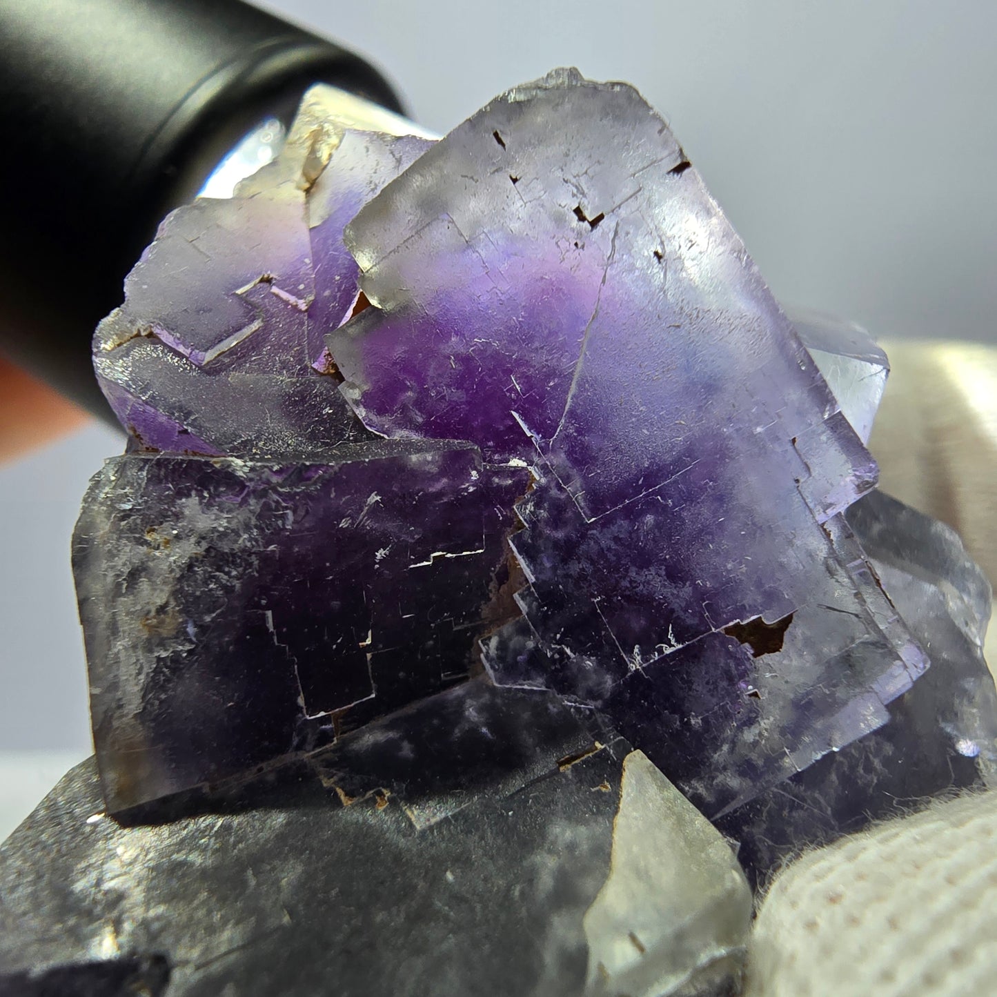 Rare spécimen de cube de fluorite fantôme, bleu-violet Okorusu Namibie 66 x 43 x 32 mm