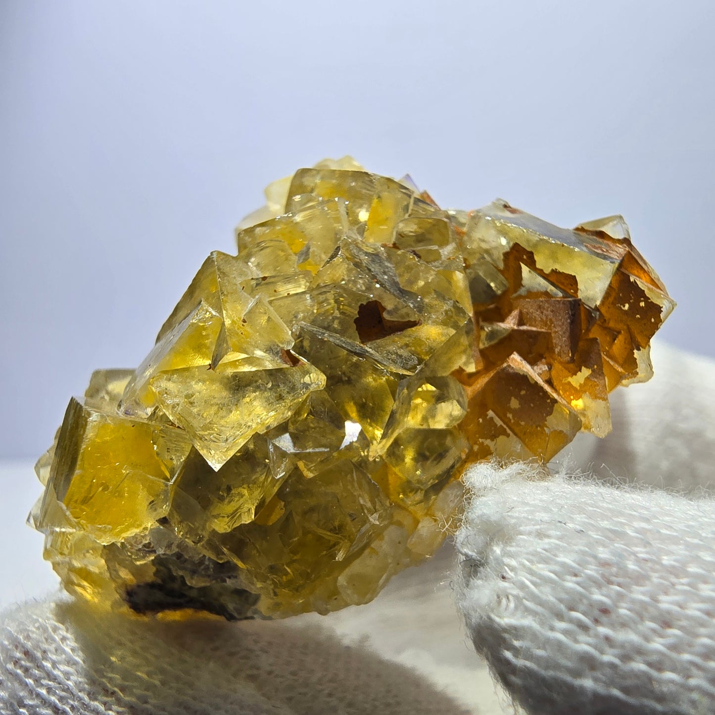Spécimen de cube de fluorite fantôme, poche jaune miel, Okorusu, Namibie, 44 x 30 x 25 mm