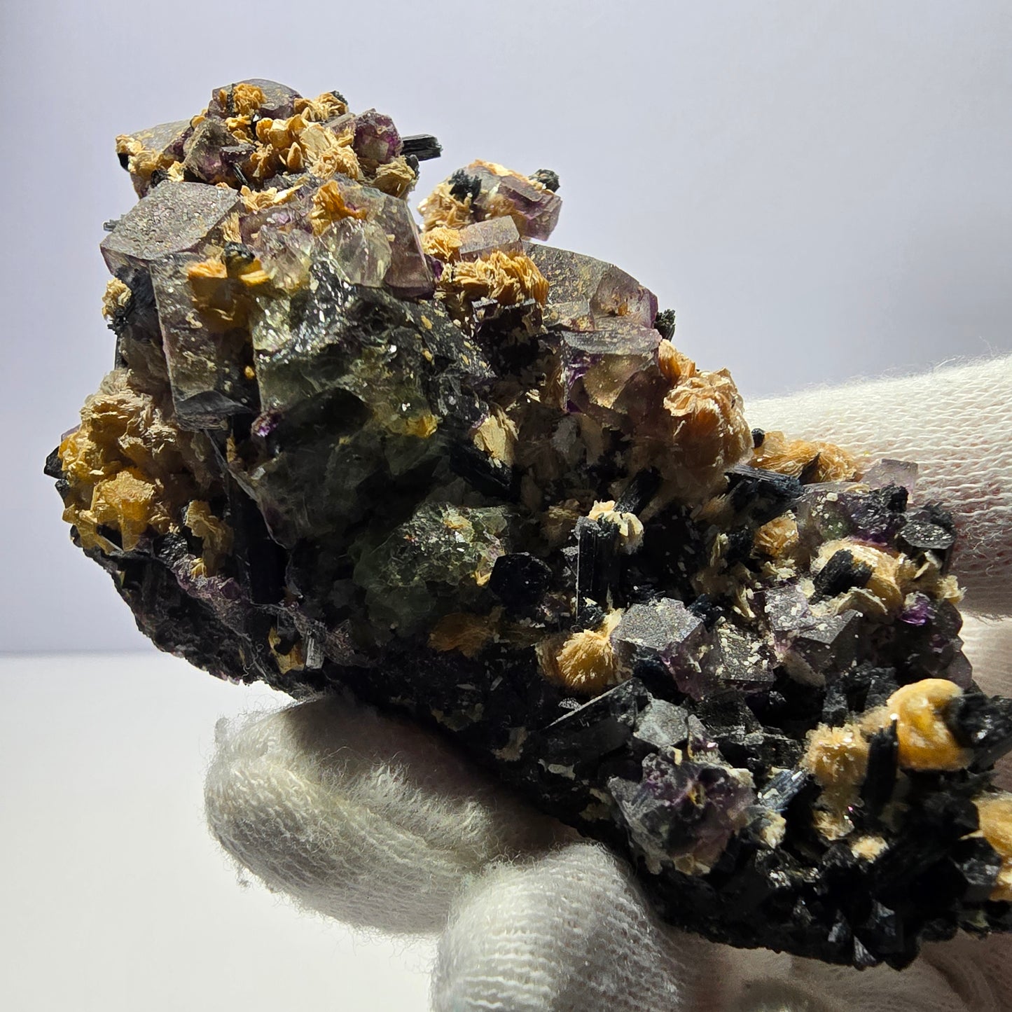 Spécimen de fluorite fantôme colorée, tourmaline scholle, muscovite, Erongo, Namibie, 91 x 57 x 38 mm