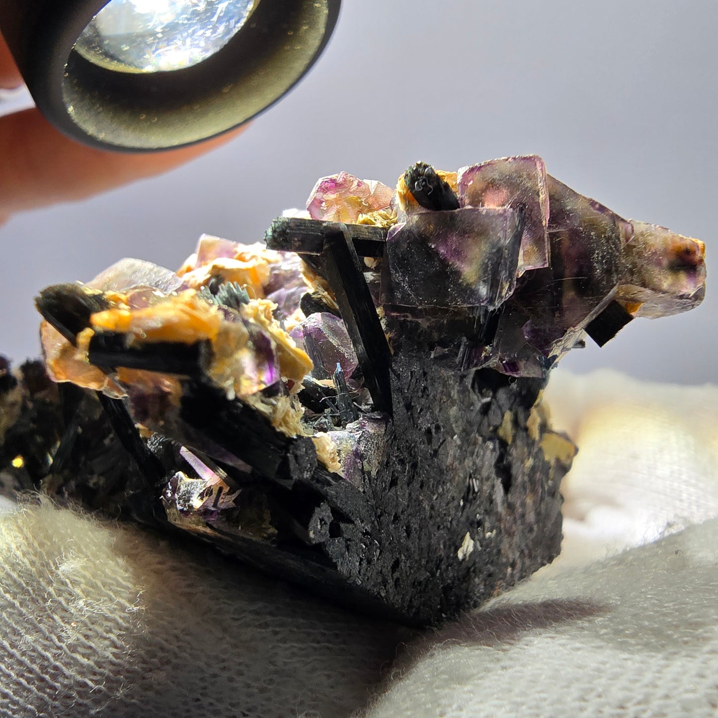 Spécimen de fluorite fantôme colorée, tourmaline scholle, muscovite, Erongo, Namibie, 91 x 57 x 38 mm