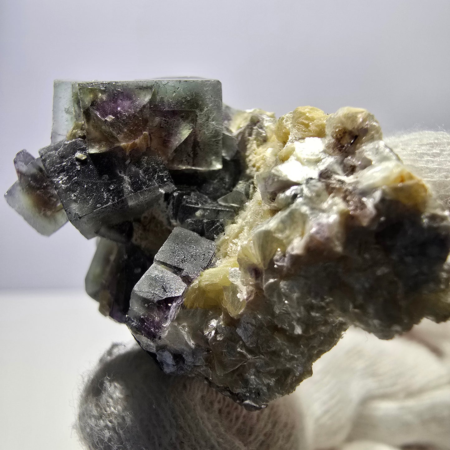 Spécimen de fluorite fantôme colorée, tourmaline scholle, muscovite, Erongo, Namibie, 43 x 31 x 25 mm